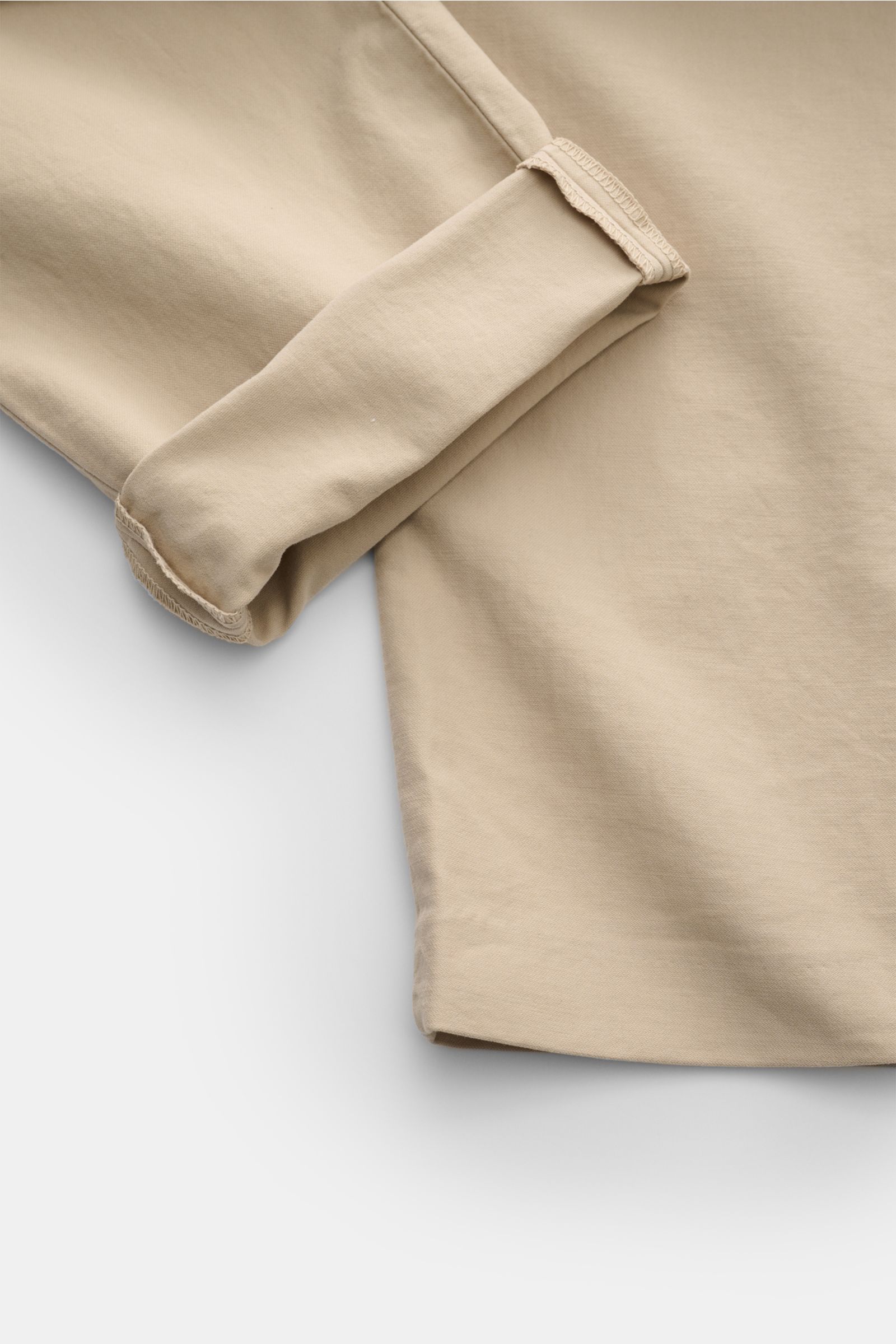 Close-up von der Beinunterseite der Closed Baumwollhose 'Clifton' sand, Baumwolle mit Stretch-Anteil, weicher Griff, garment dyed, Regular Fit, leicht schmal zulaufend.