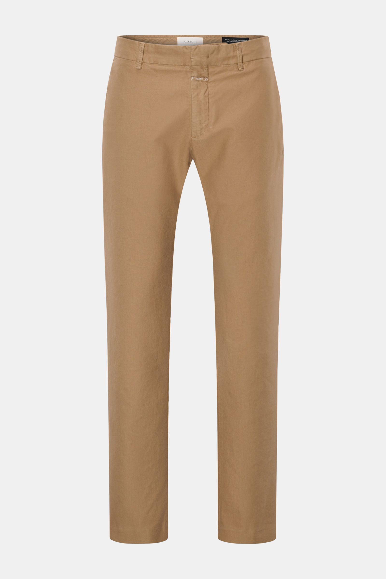 Closed Baumwollhose 'Clifton' hellbraun, frontal fotografiert, aus Baumwolle mit Stretch, weicher Griff, garment dyed, Regular Fit, leicht schmal zulaufend, Reißverschluss, Bundhaken, französische Taschen, Leistentaschen am Gesäß.