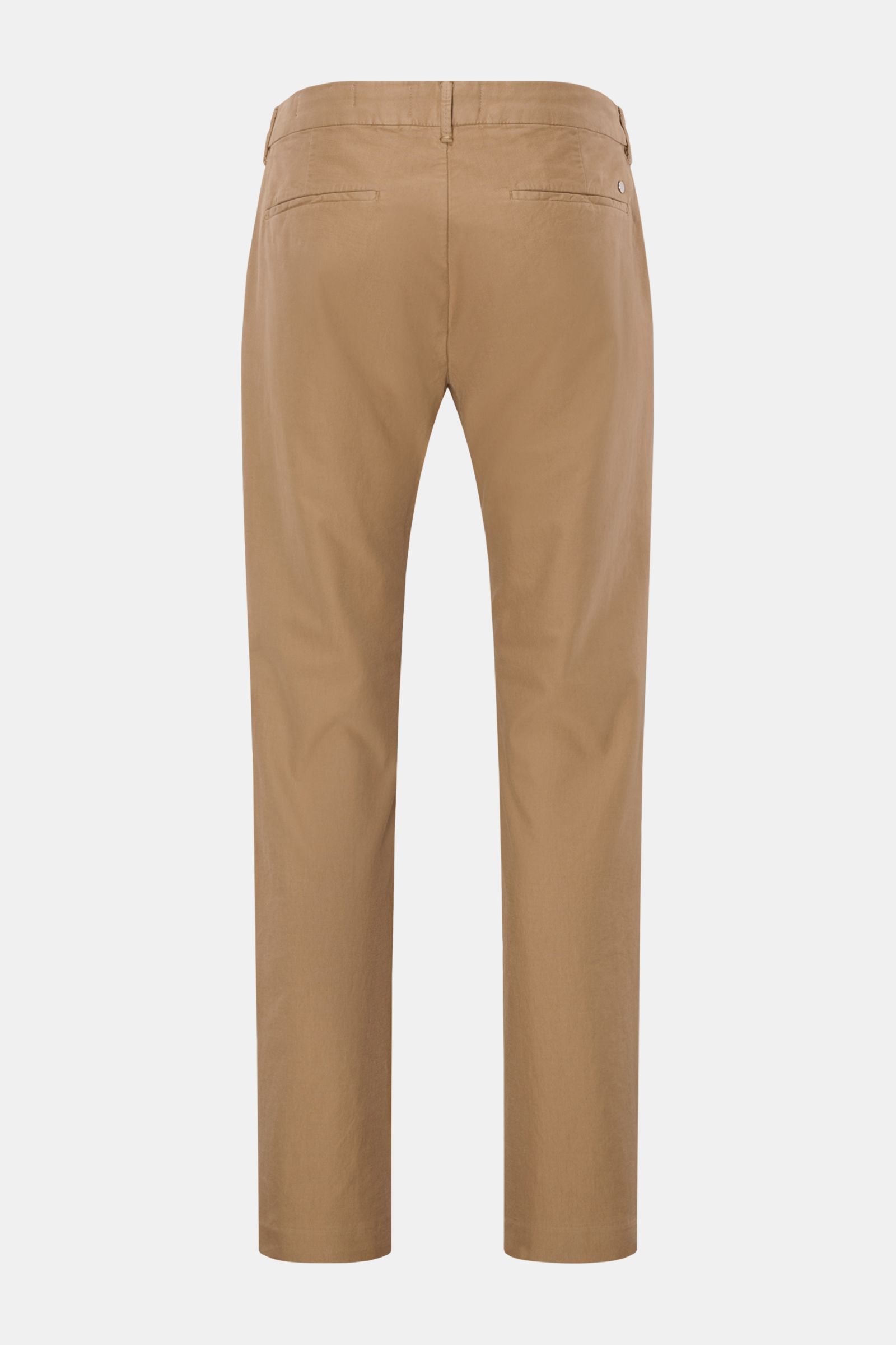 Closed Baumwollhose 'Clifton' hellbraun, Rückansicht, Baumwolle mit Stretch, weicher Griff, garment dyed, Regular Fit, leicht schmal zulaufend, Reißverschluss, Bundhaken, französische Taschen, Leistentaschen am Gesäß.