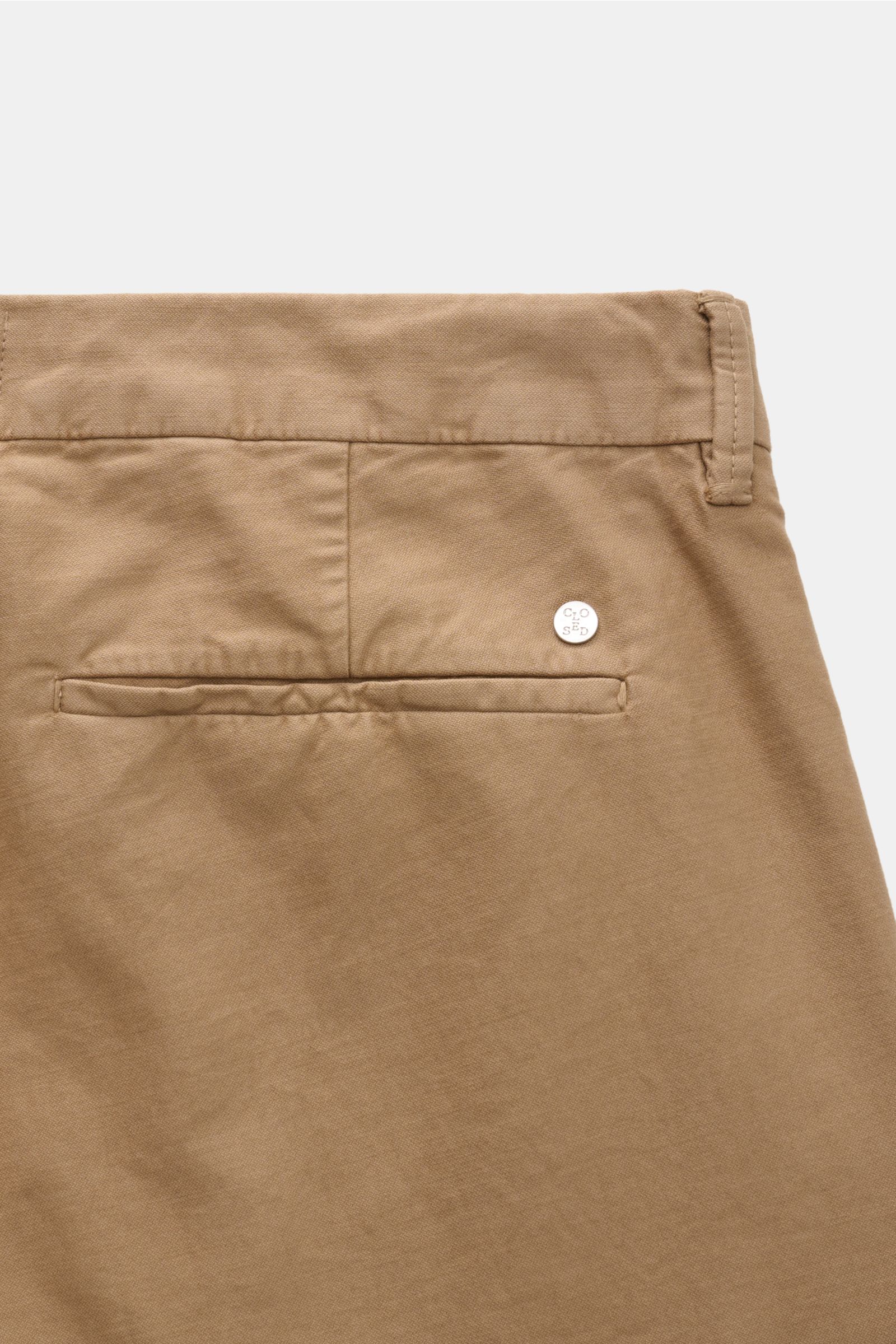 Rückansicht der Closed Baumwollhose 'Clifton' hellbraun mit Baumwolle und Stretch-Anteil, weichem Griff, garment dyed, Regular Fit, leicht schmal zulaufend, Reißverschluss, Bundhaken, französischen und Leistentaschen.