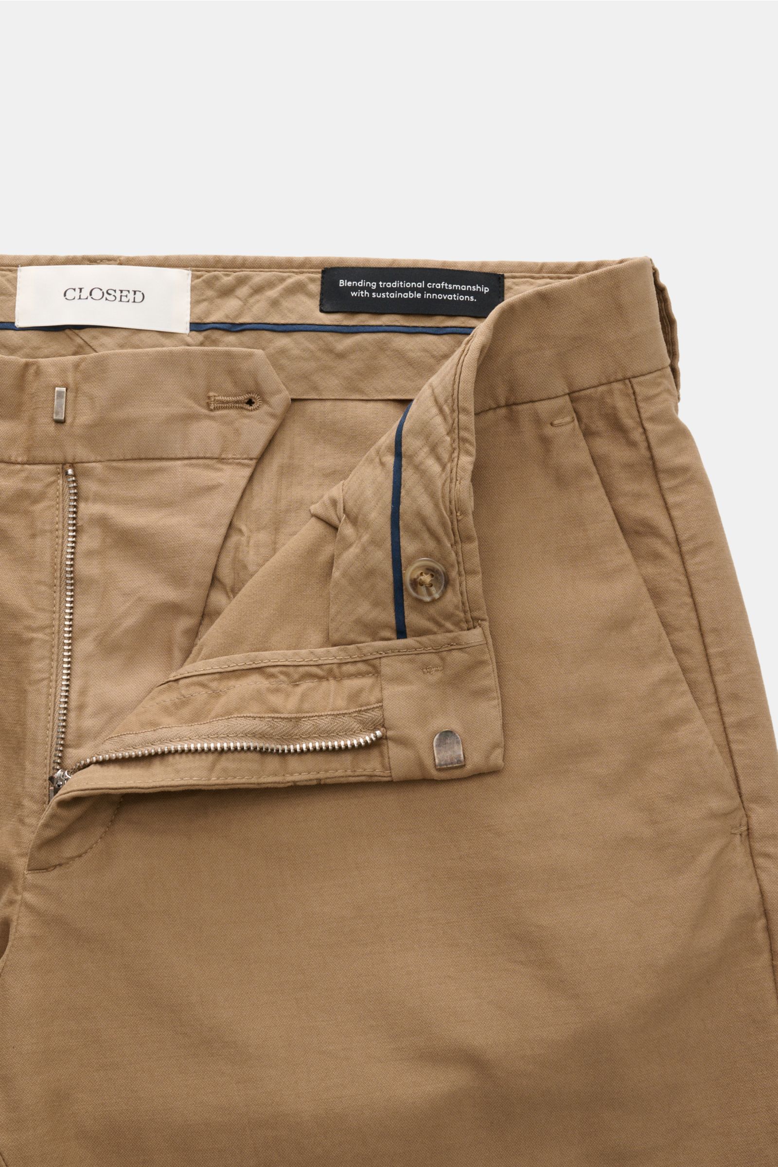 Closed Baumwollhose 'Clifton' hellbraun von oben fotografiert, mit Reißverschluss, Bundhaken, französischen Taschen, Leistentaschen, Regular Fit, softem Griff, Baumwolle mit Stretch, garment dyed.