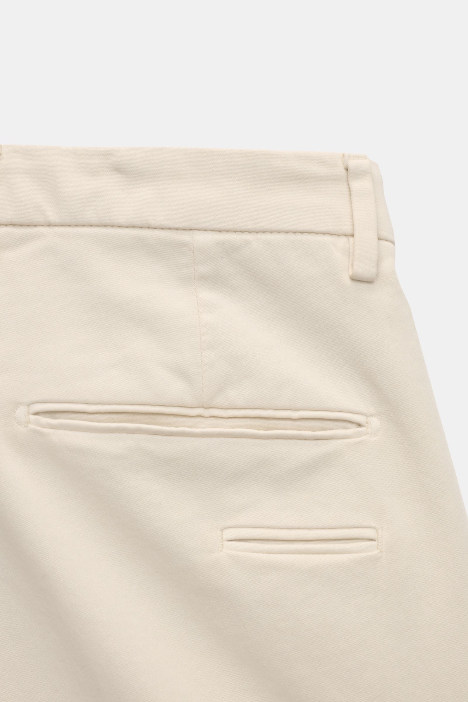 Briglia 1949 Baumwollhose creme, Slim Fit, schmal zulaufend, elastische Baumwolle, weicher Griff, Reißverschluss, Bundknopf, französische und drei Gesäßtaschen, Rückansicht.