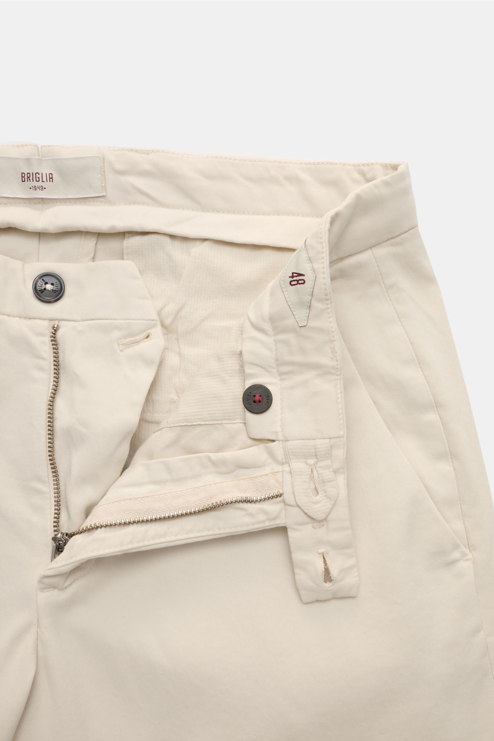 Briglia 1949 Baumwollhose creme, Detailfoto von oben, offen mit Reißverschluss, Bundknopf, elastische Baumwolle, Slim Fit, französische Taschen.