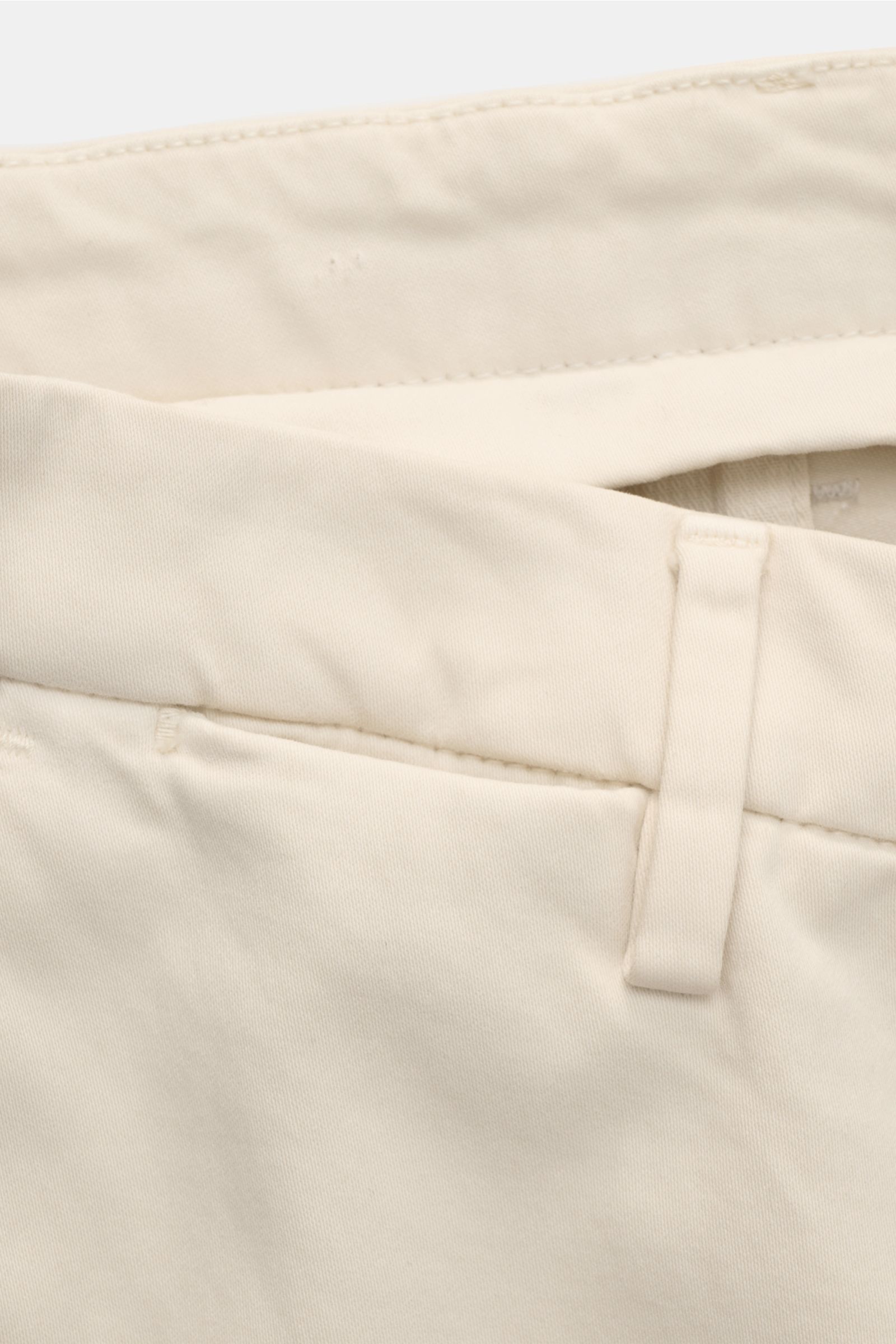 Nahaufnahme der Briglia 1949 Baumwollhose creme von hinten, zeigt schmal zulaufenden Bund, französische Taschen und weiches Stretch-Material.