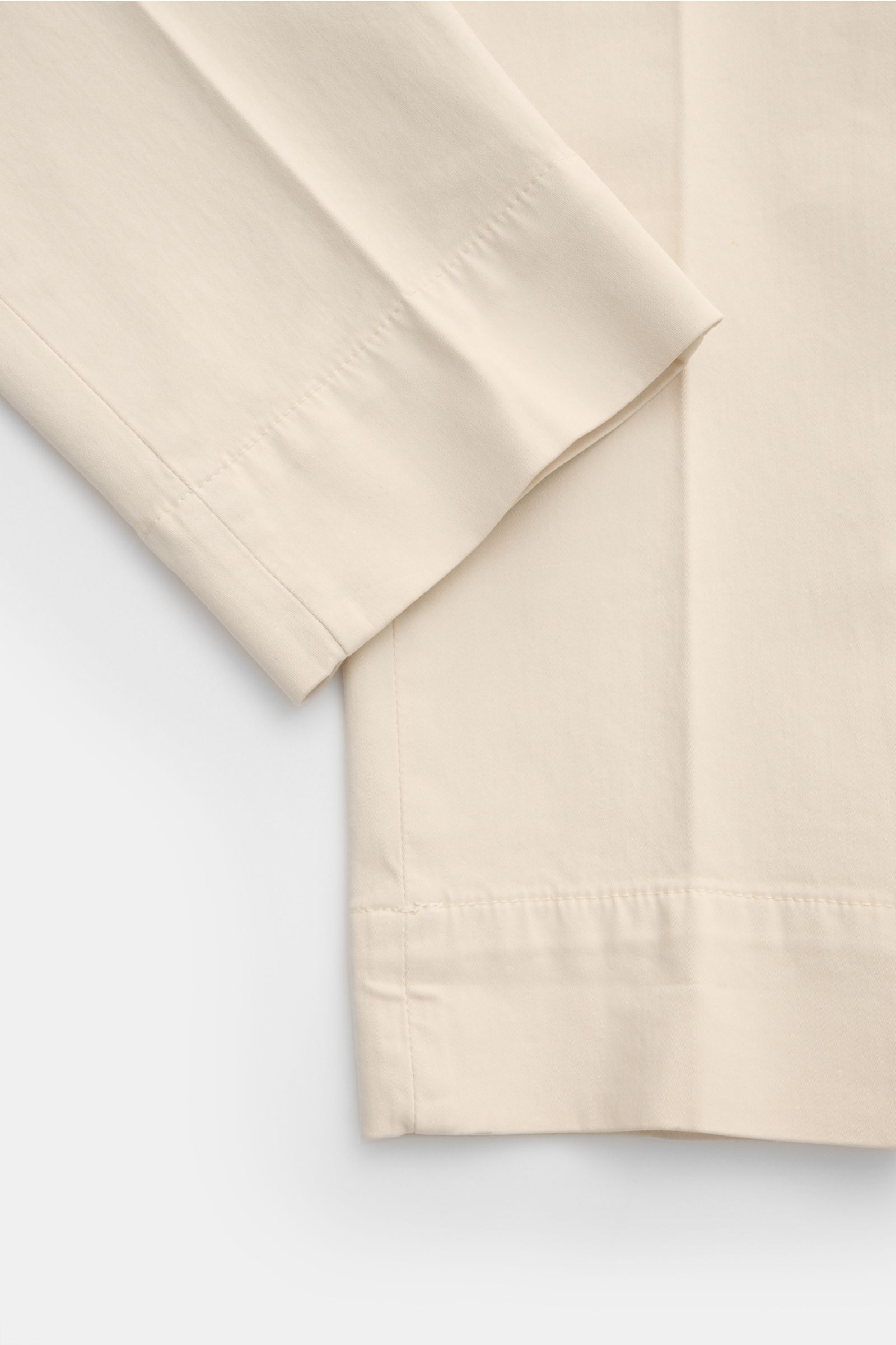 Briglia 1949 Baumwollhose creme, Nahaufnahme seitlich, Slim Fit, elastische Baumwolle, weicher Griff, schmal zulaufend, Reißverschluss, Bundknopf, Taschen.