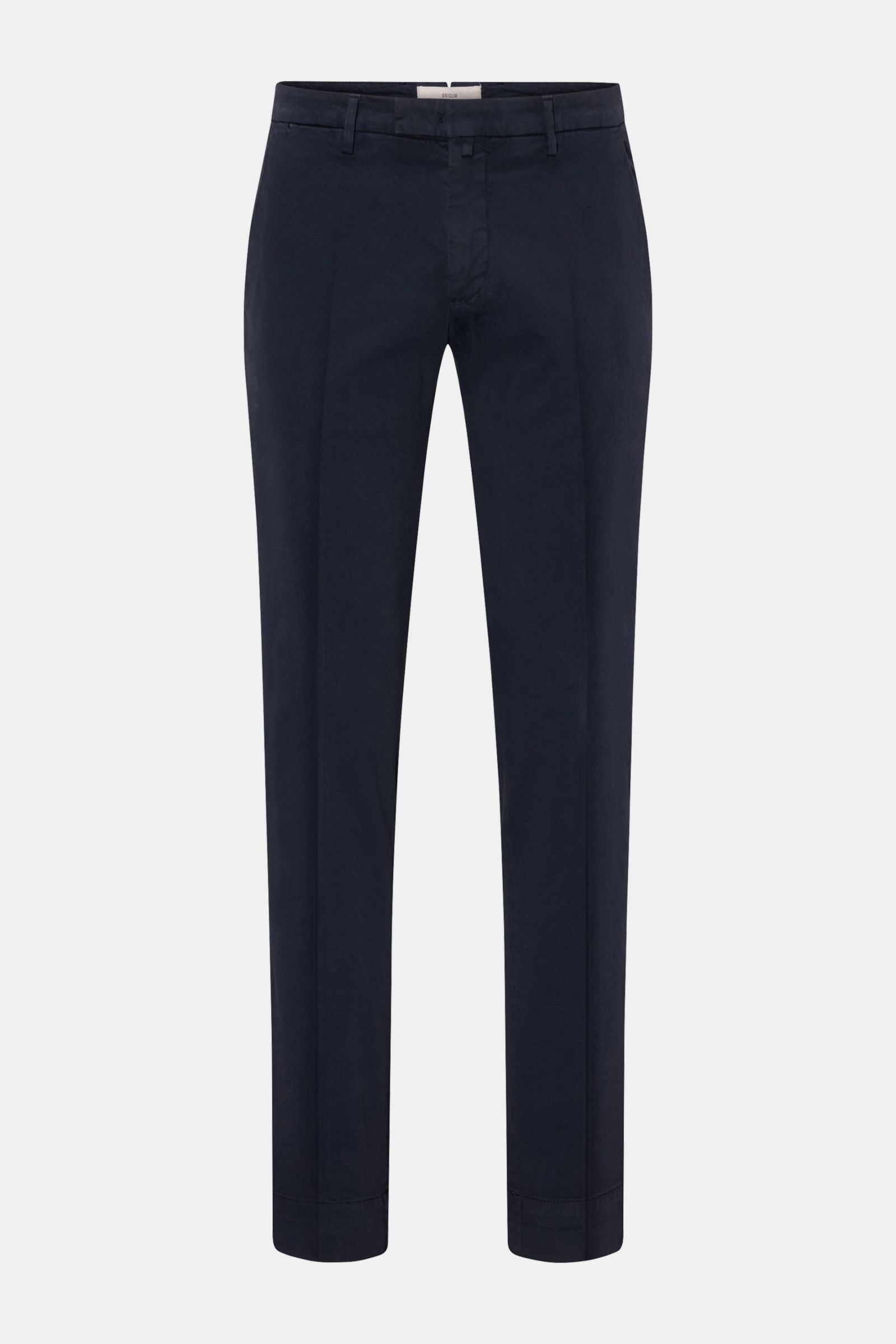 Front view of Briglia 1949 Baumwollhose navy, a slim fit cotton pant with stretch, soft touch, tapered legs, zipper, button, French pockets, and three back pockets. 

Zeitloser Allrounder: Die Baumwollhose von BRIGLIA 1949 überzeugt mit ihrem komfortab