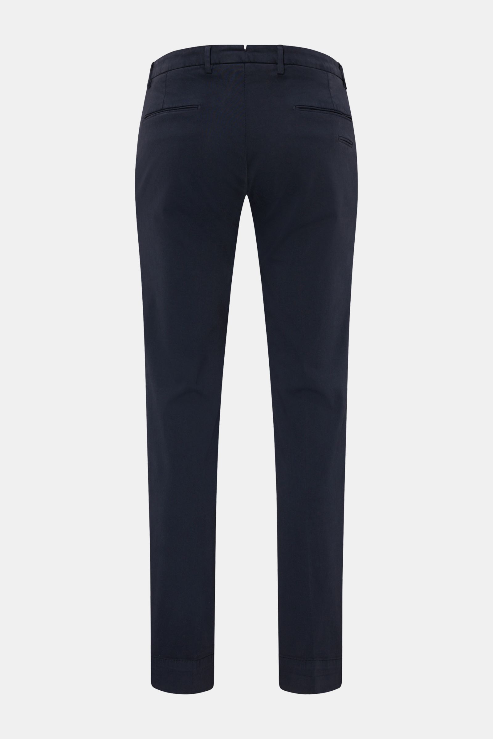 Rear view of Briglia 1949 Baumwollhose navy cotton pants, slim fit with elastic cotton, soft touch, tapered legs, zipper, button, French pockets, and three back pockets. 

Zeitloser Allrounder: Die Baumwollhose von BRIGLIA 1949 überzeugt mit ihrem komf