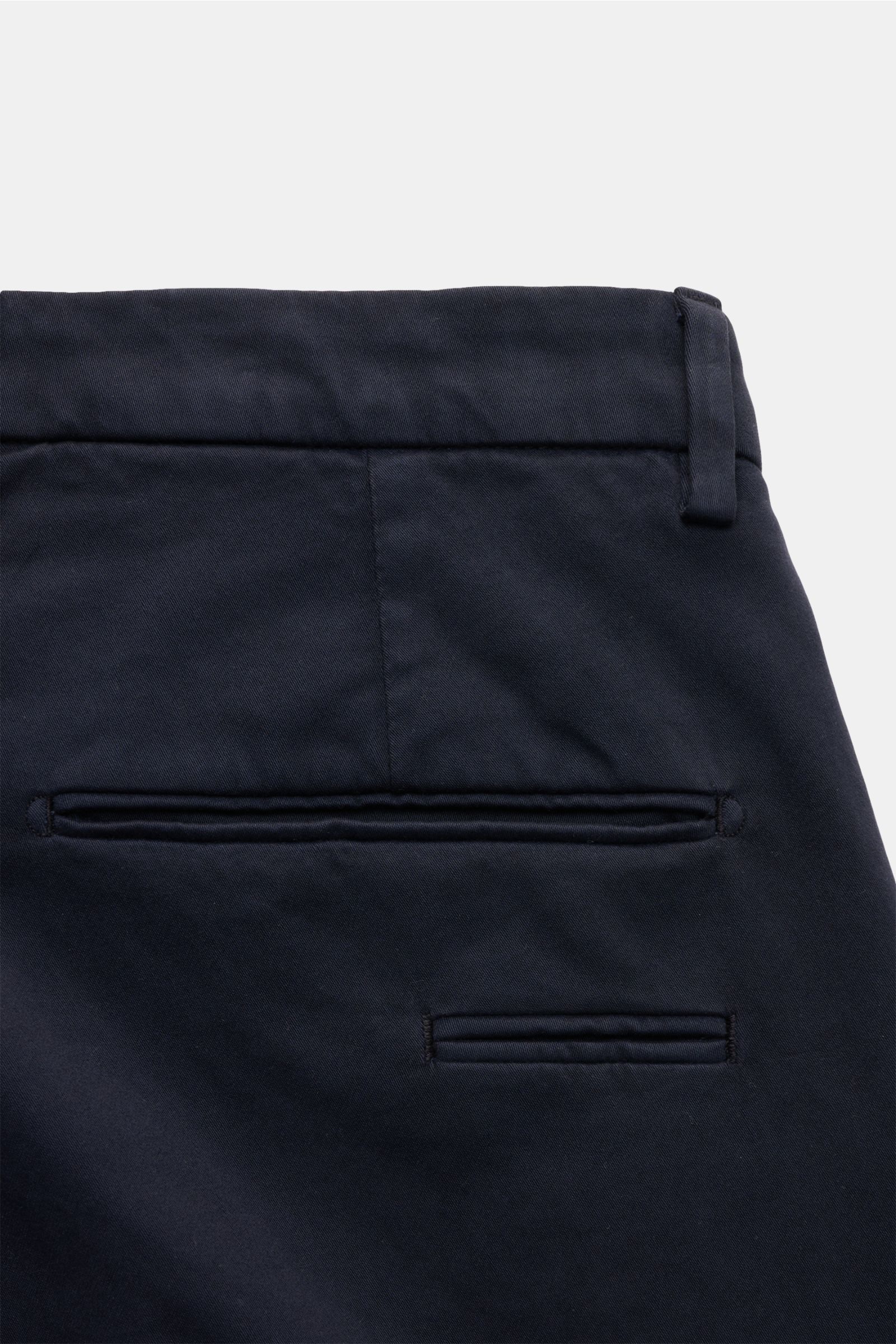 Close-up rear view of Briglia 1949 Baumwollhose navy showing slim fit, elastic cotton fabric, soft touch, narrow cut, zipper and waistband button, French pockets, and three back pockets. 

Description: Zeitloser Allrounder: Die Baumwollhose von BRIGLIA