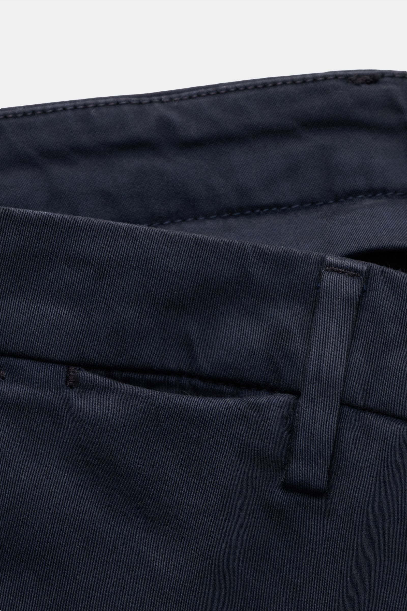 Close-up front view of Briglia 1949 Baumwollhose navy showing elastic cotton fabric, slim fit, waistband with button, and French pocket details.

Zeitloser Allrounder: Die Baumwollhose von BRIGLIA 1949 überzeugt mit ihrem komfortablen Stretch-Material 