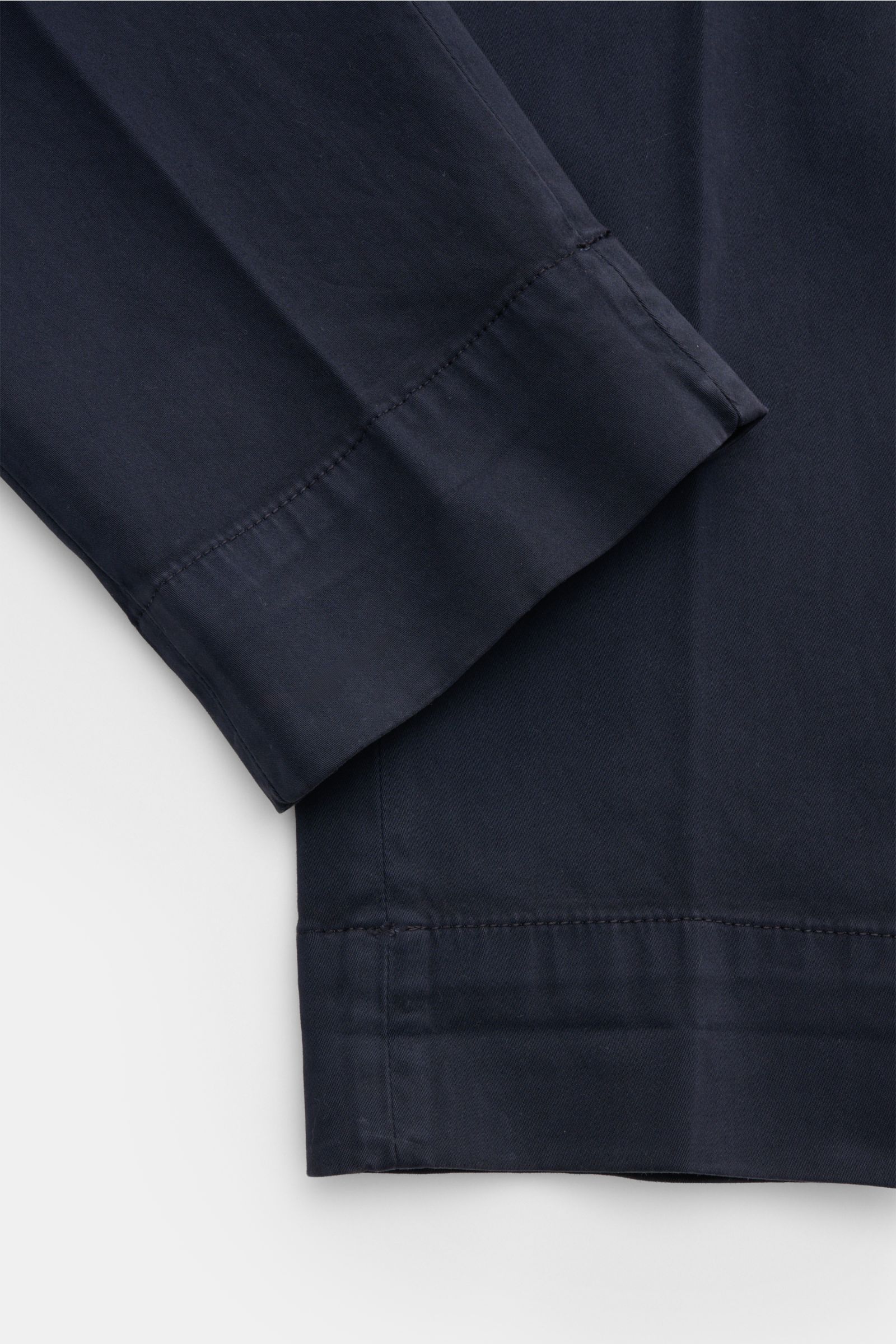 Close-up front view of Briglia 1949 Baumwollhose navy cotton pants showing slim fit, soft stretch fabric, and detailed stitching.

Description: Zeitloser Allrounder: Die Baumwollhose von BRIGLIA 1949 überzeugt mit ihrem komfortablen Stretch-Material un