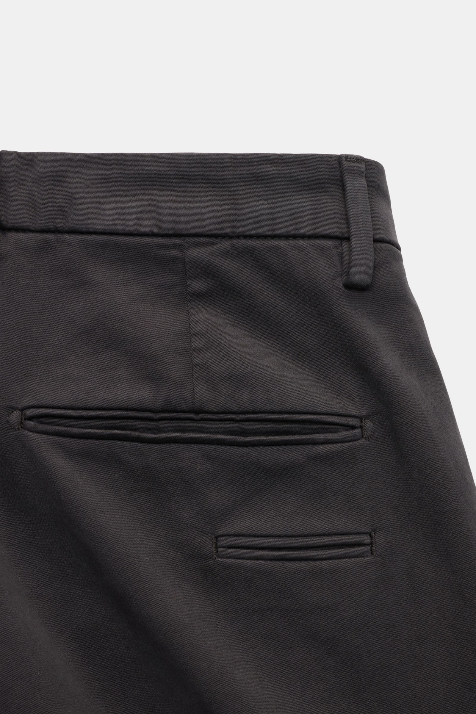 Briglia 1949 Baumwollhose dunkelgrau, Detailaufnahme von hinten, schmal zulaufend mit drei Gesäßtaschen, elastische Baumwolle, Slim Fit.