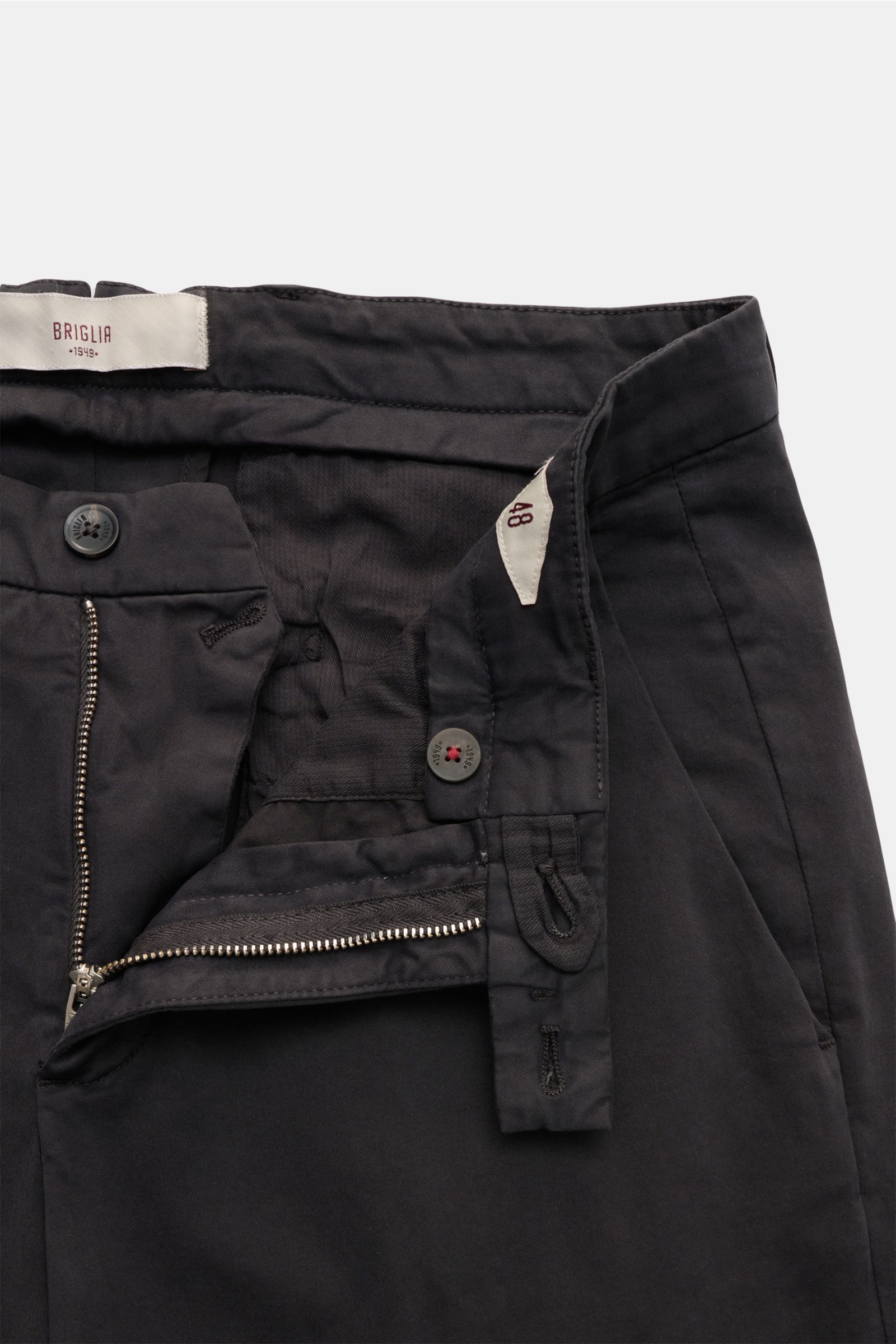Briglia 1949 Baumwollhose dunkelgrau, Slim Fit, schmal zulaufend, elastische Baumwolle, Reißverschluss, Bundknopf, französische Taschen, drei Gesäßtaschen, Detailansicht von vorne.