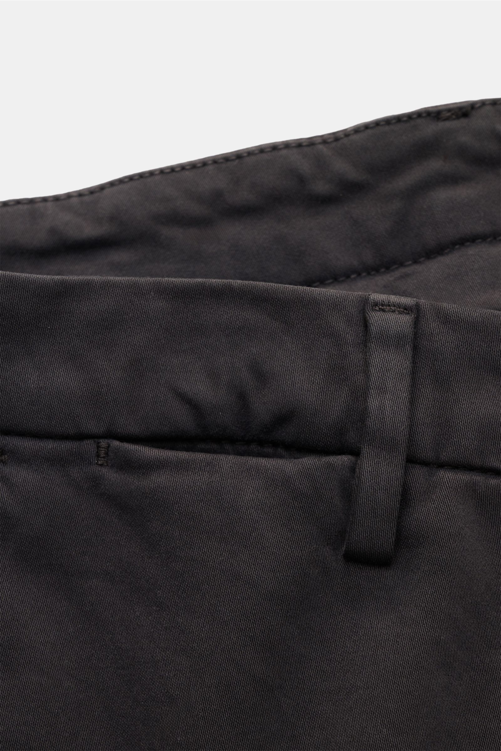 Briglia 1949 Baumwollhose dunkelgrau, slim fit, schmal zulaufend, elastische Baumwolle, französische Taschen, drei Gesäßtaschen, Reißverschluss, Detailansicht Bund.