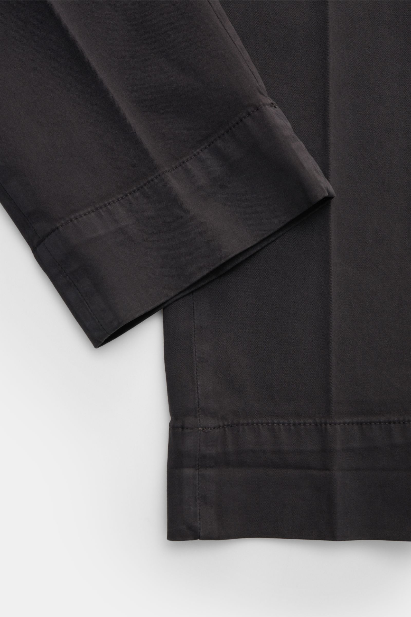 Briglia 1949 Baumwollhose dunkelgrau, Slim Fit, schmal zulaufend, elastische Baumwolle, weicher Griff, Detailaufnahme des Saums aus seitlicher Perspektive.