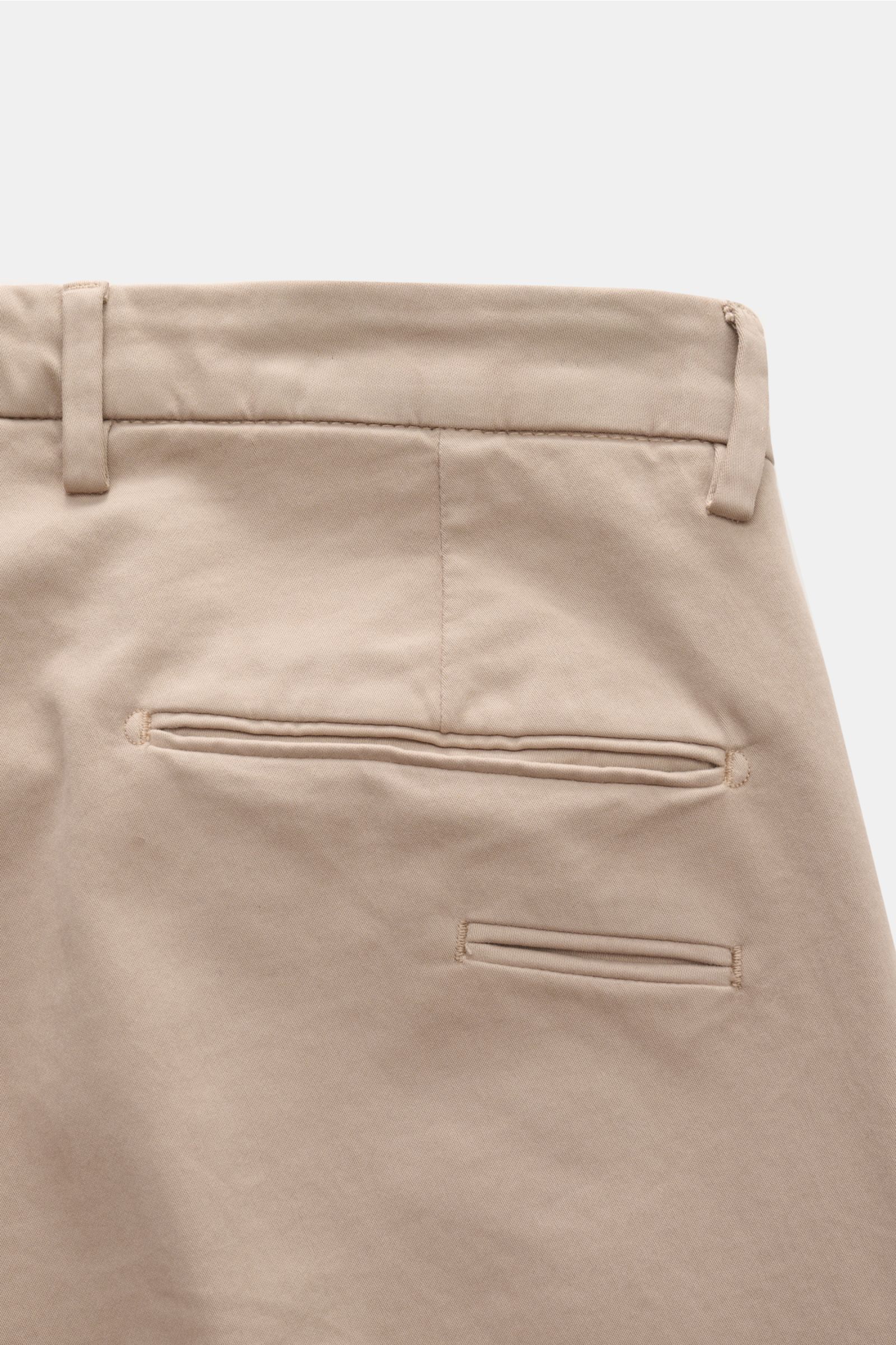 Briglia 1949 Baumwollhose beige, Detailaufnahme von hinten, Slim Fit, schmal zulaufend, elastische Baumwolle, weicher Griff, französische und drei Gesäßtaschen, Reißverschluss und Bundknopf.