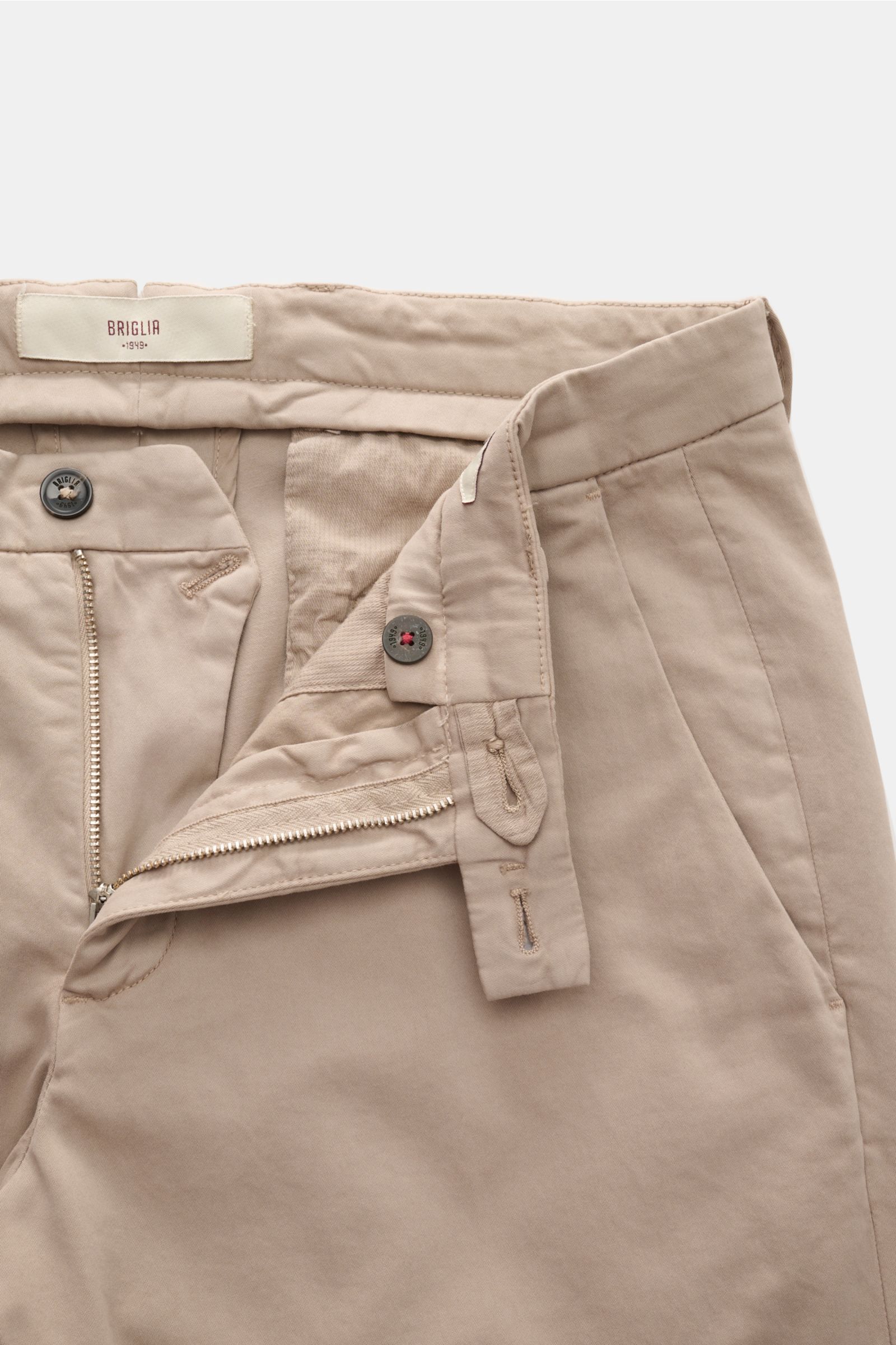 Briglia 1949 Baumwollhose beige, Slim Fit, schmal zulaufend, elastisch, weicher Griff, Reißverschluss, Bundknopf, französische Taschen, Detailansicht von vorne.