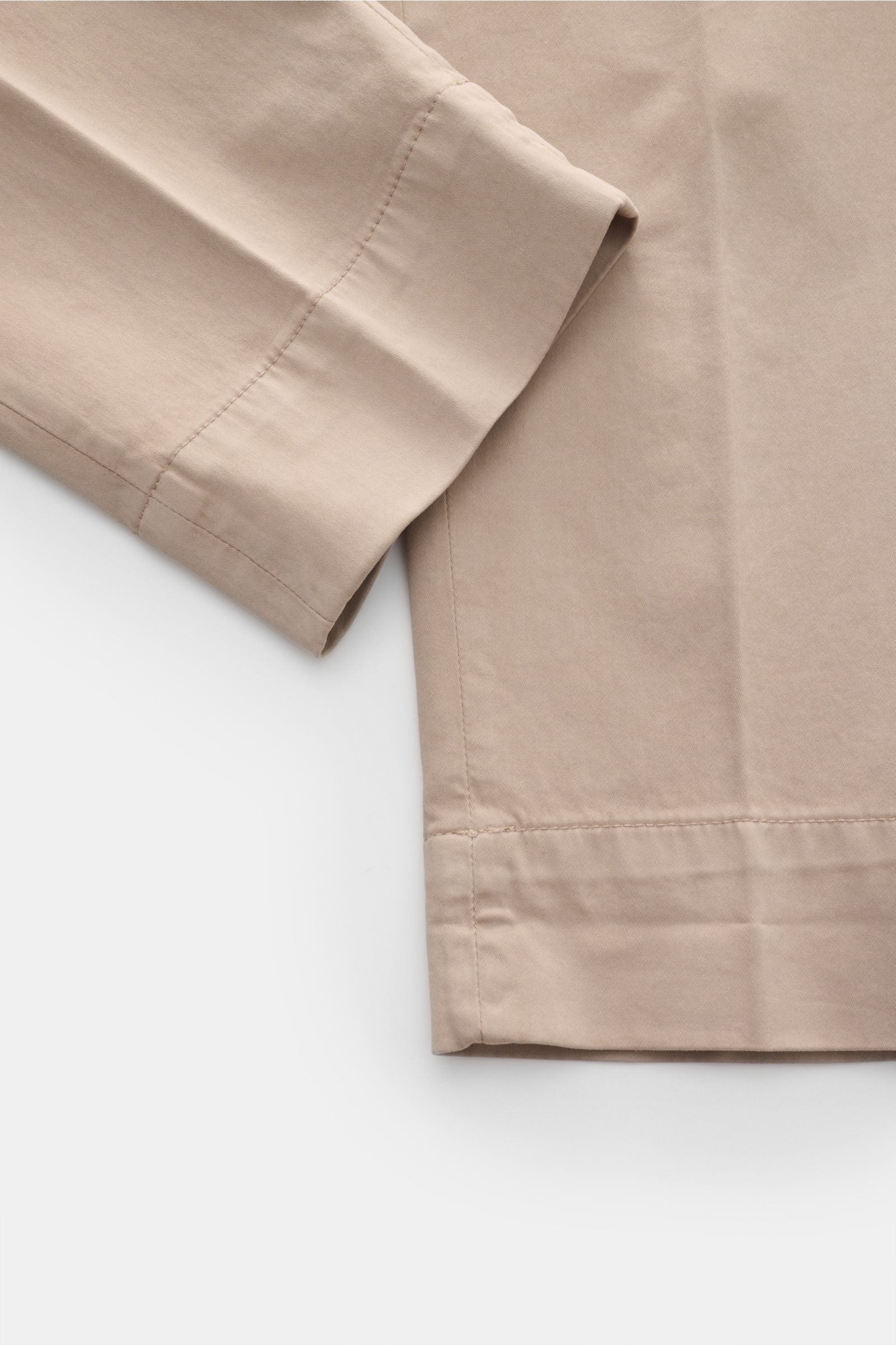 Nahaufnahme der unteren Beinpartie und des Saums der Briglia 1949 Baumwollhose beige, slim fit, elastisch, weicher Griff.