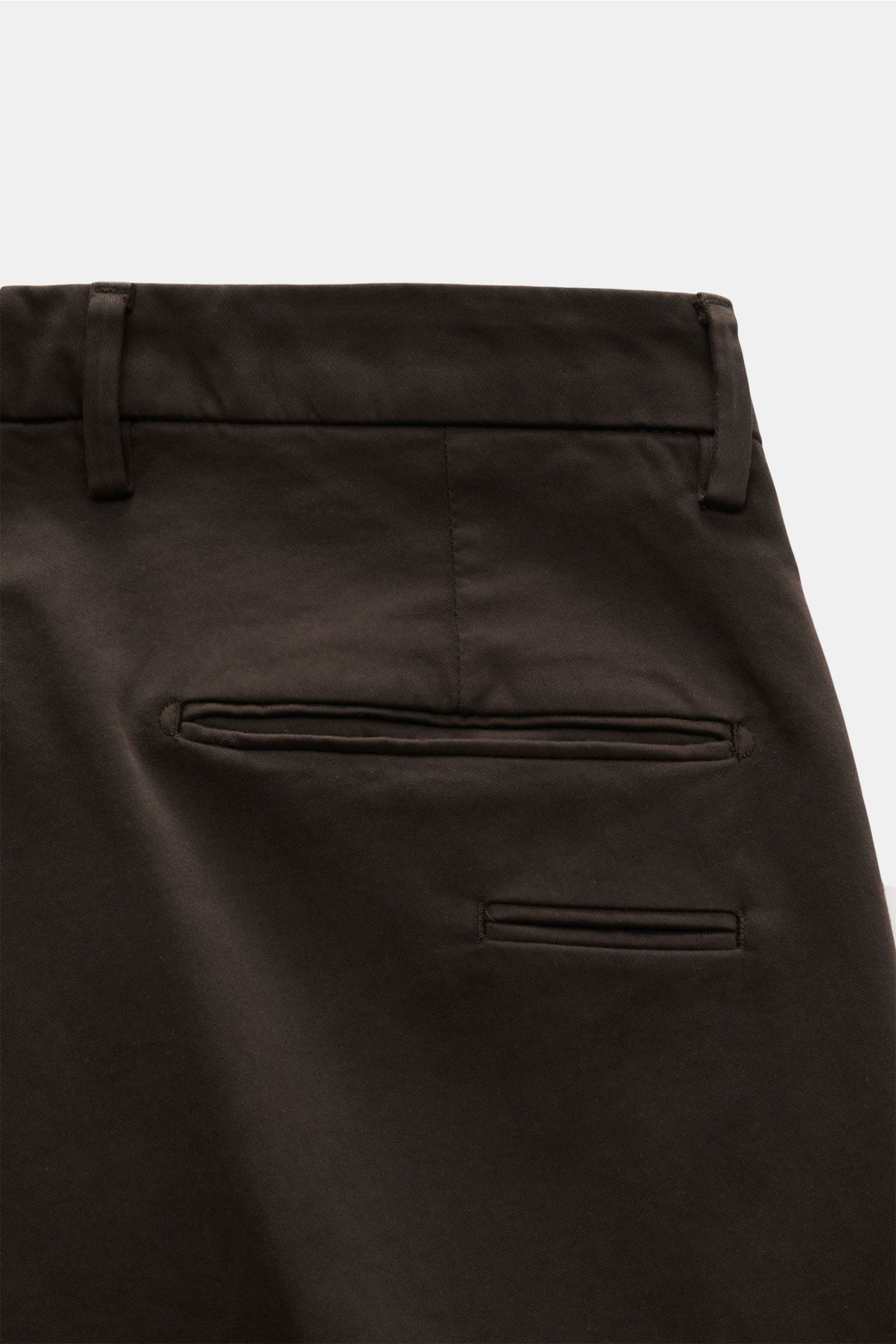 Briglia 1949 Baumwollhose dunkelbraun in Nahaufnahme von hinten, Slim Fit, elastische Baumwolle, französische und drei Gesäßtaschen, Bund mit Knopf.