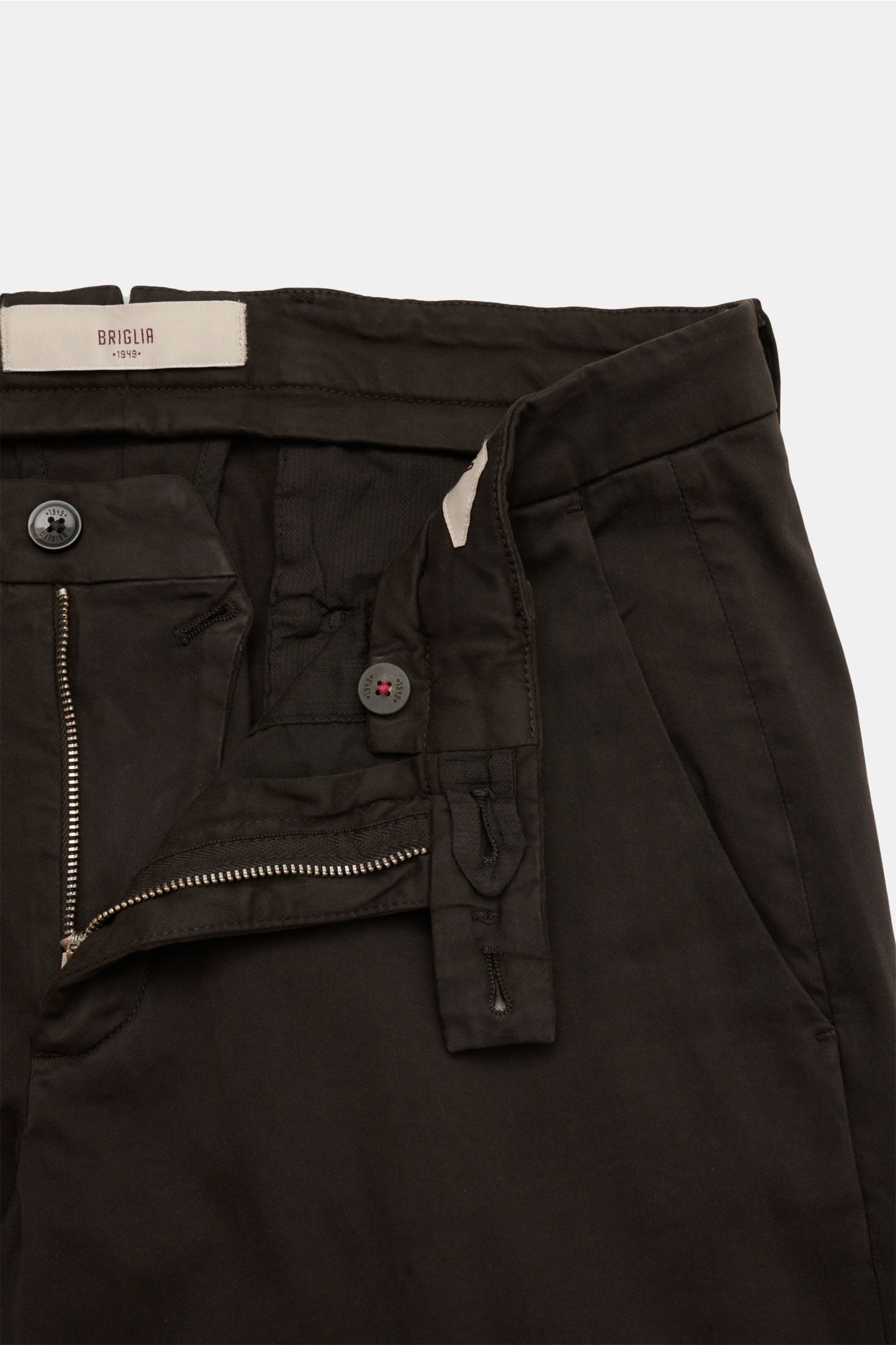 Briglia 1949 Baumwollhose dunkelbraun, frontal mit offenem Reißverschluss und Bundknopf, Slim Fit, elastische Baumwolle, schmal zulaufend, französische Taschen.