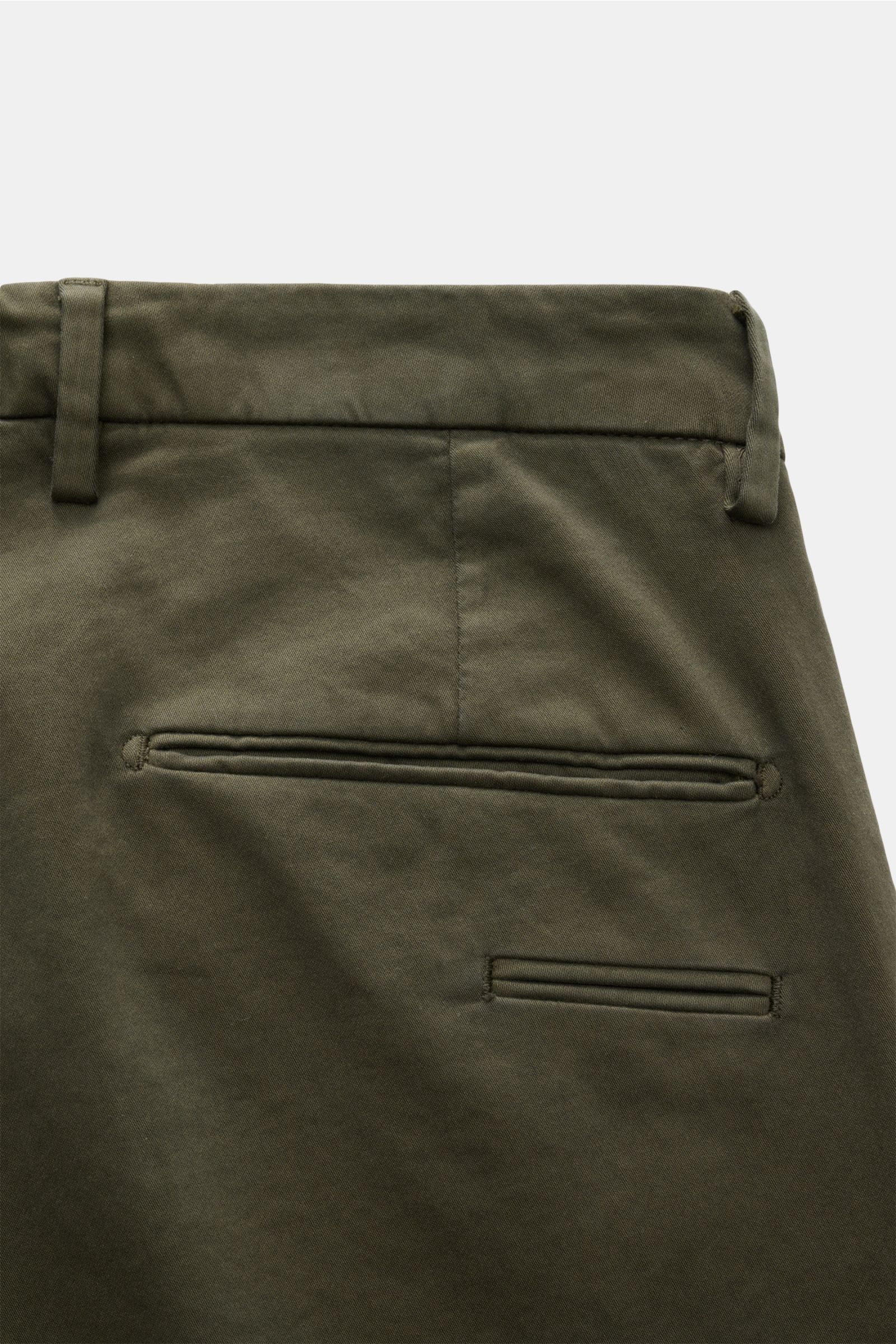 Briglia 1949 Baumwollhose dunkelgrün shown from a close-up rear view, highlighting three welt back pockets and belt loops. 

Zeitloser Allrounder: Die Baumwollhose von BRIGLIA 1949 überzeugt mit ihrem komfortablen Stretch-Material und wird zum unverzic