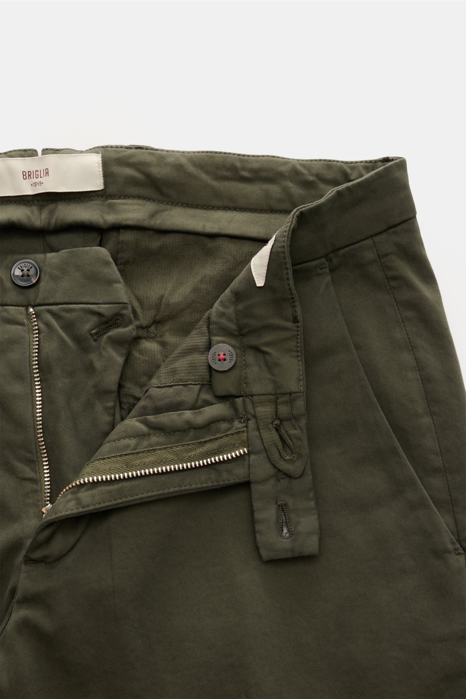 Close-up front view of Briglia 1949 Baumwollhose dunkelgrün, showing zipper, button, and waistband details in slim fit, elastic cotton.

Zeitloser Allrounder: Die Baumwollhose von BRIGLIA 1949 überzeugt mit ihrem komfortablen Stretch-Material und wird 