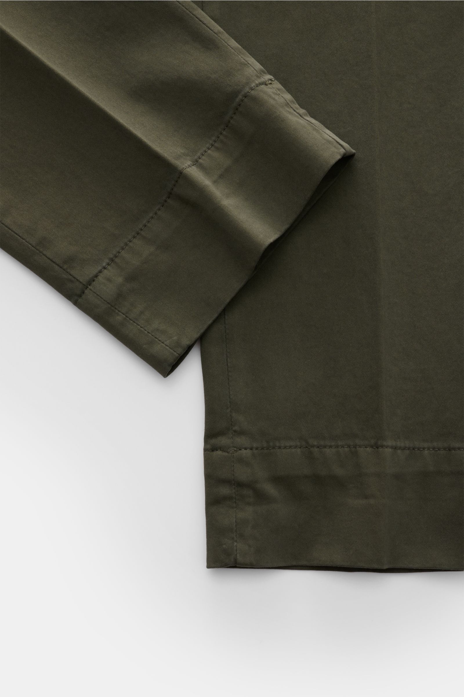 Close-up front view of Briglia 1949 Baumwollhose dunkelgrün cotton pants showing fabric texture and stitching details.

Description: 
Zeitloser Allrounder: Die Baumwollhose von BRIGLIA 1949 überzeugt mit ihrem komfortablen Stretch-Material und wird zum