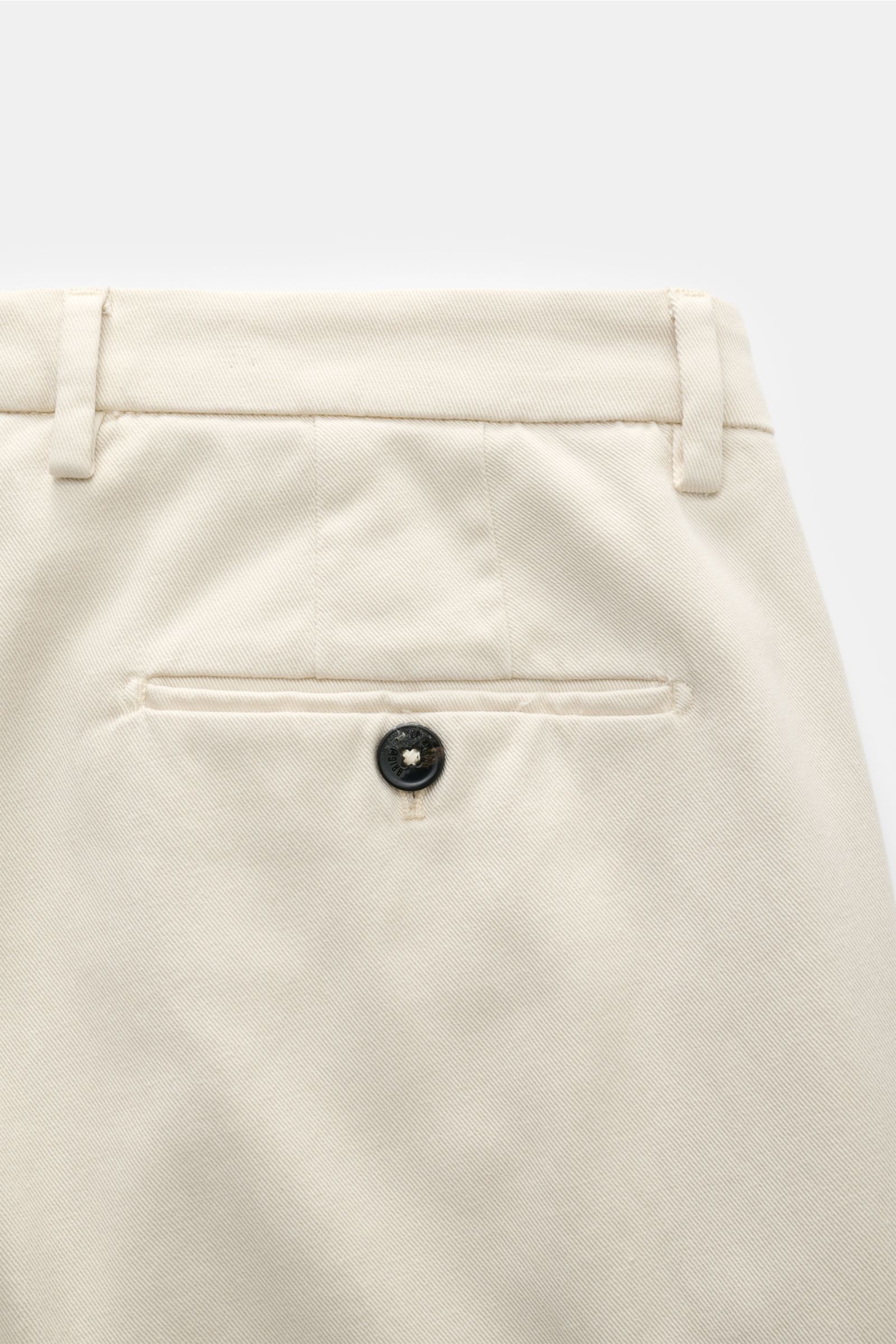 Close-up rear view of Briglia 1949 Chinos 'Platti' sand, showcasing twill made of lyocell and cotton, elasticated fabric, soft feel, tapered fit, regular thigh width, ankle length, slightly tapered cut, zip and waist button, double pleat, jetted pockets, 