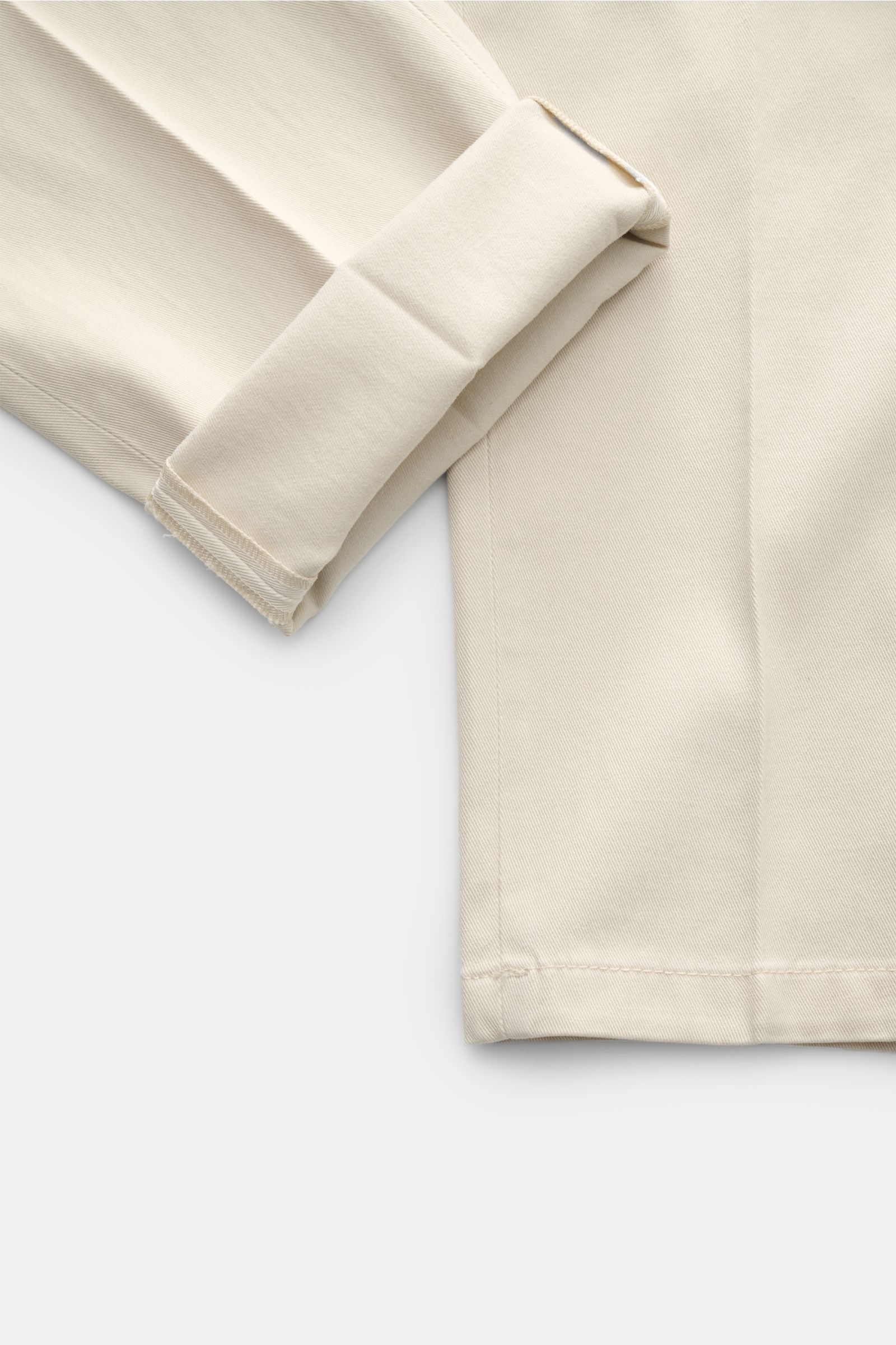 Close-up front-side view of Briglia 1949 Chinos 'Platti' sand showing twill fabric made of lyocell and cotton, elasticated, soft feel, regular thigh width, ankle length, slightly tapered cut, double pleat, with zip and waist button.