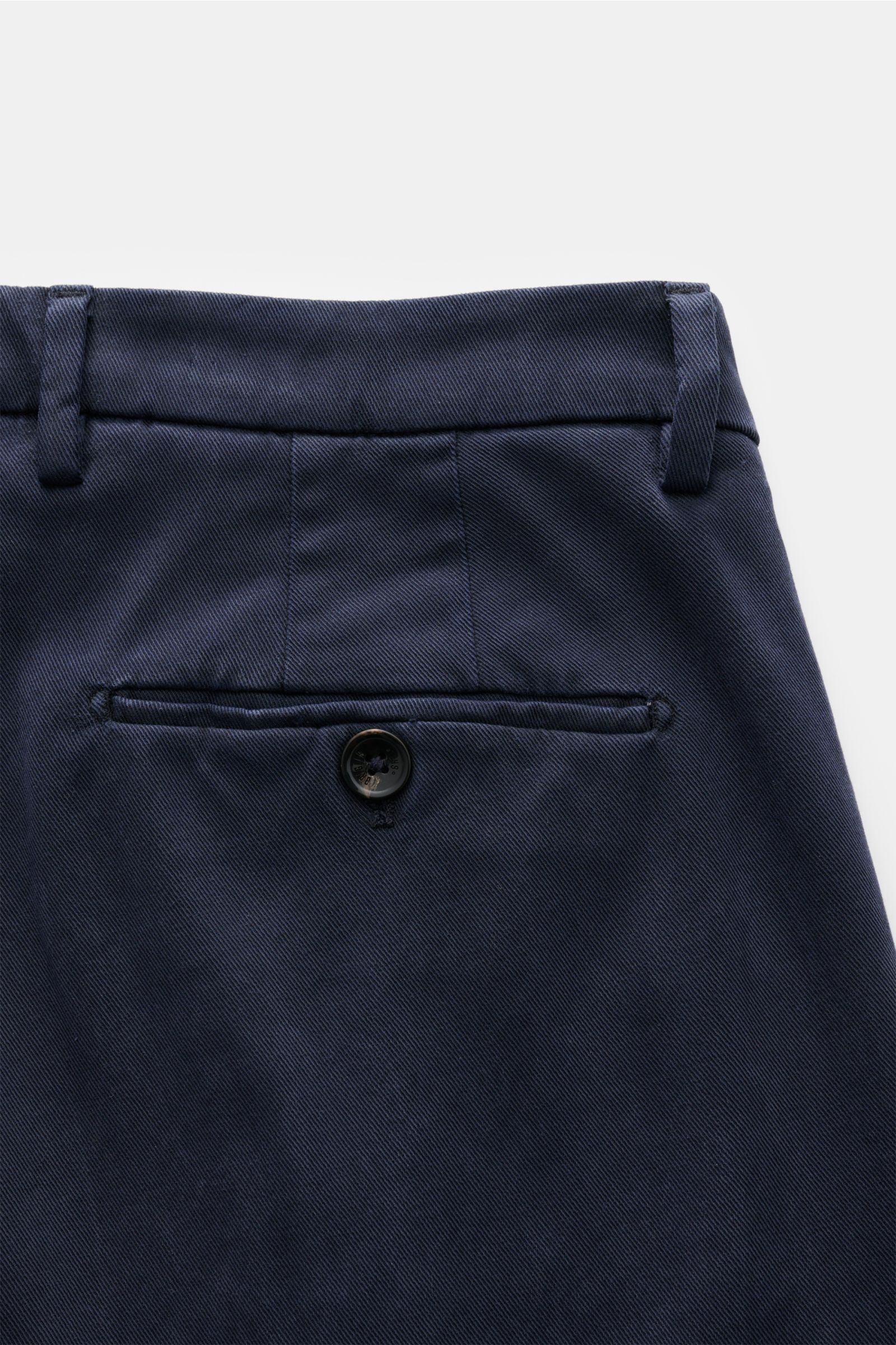Briglia 1949 Chino 'Platti' graublau, Detailaufnahme Rückseite knöchellang, Twill aus Lyocell/Baumwolle, elastisch, weicher Griff, Tapered Fit, Bundfalte, paspelierte Taschen, Knopf-Gesäßtasche.