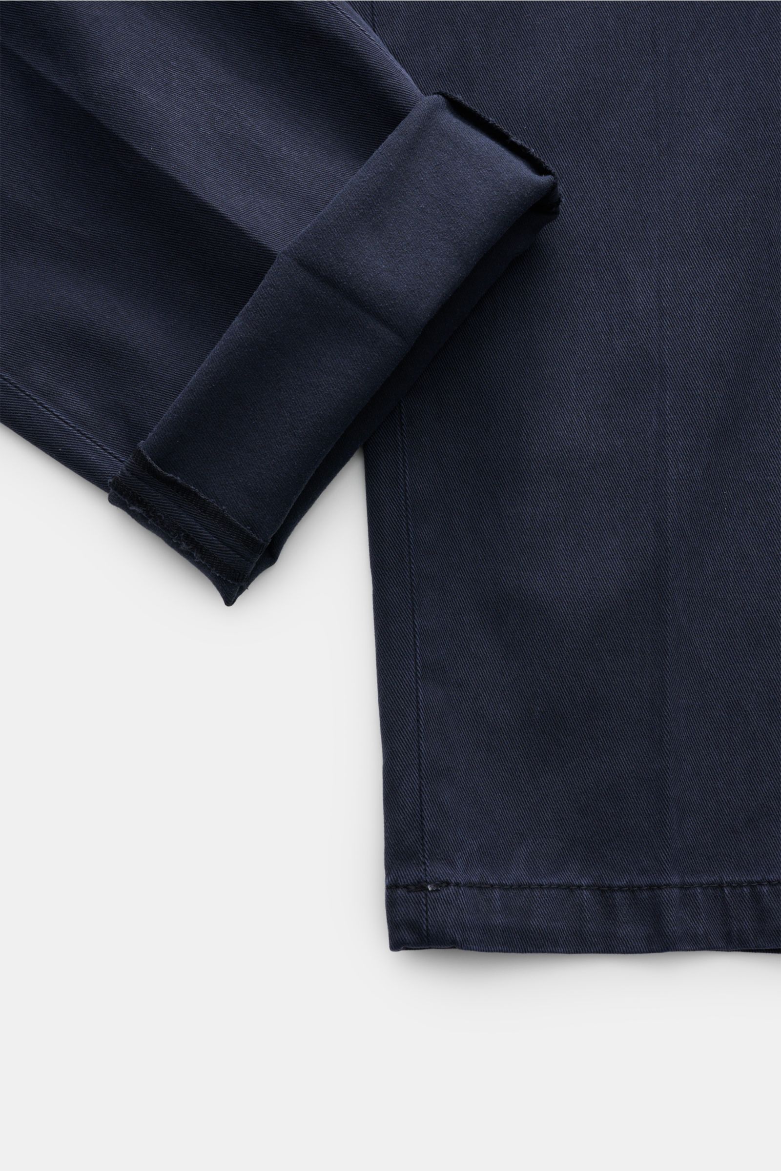 Briglia 1949 Chino 'Platti' graublau im Detail aus seitlicher Nahaufnahme, Twill aus Lyocell und Baumwolle, elastisch, weich, Tapered Fit, knöchellang, Bundknopf, Reißverschluss, Bundfalte, paspelierte Taschen, Gesäßtaschen mit Knopf.