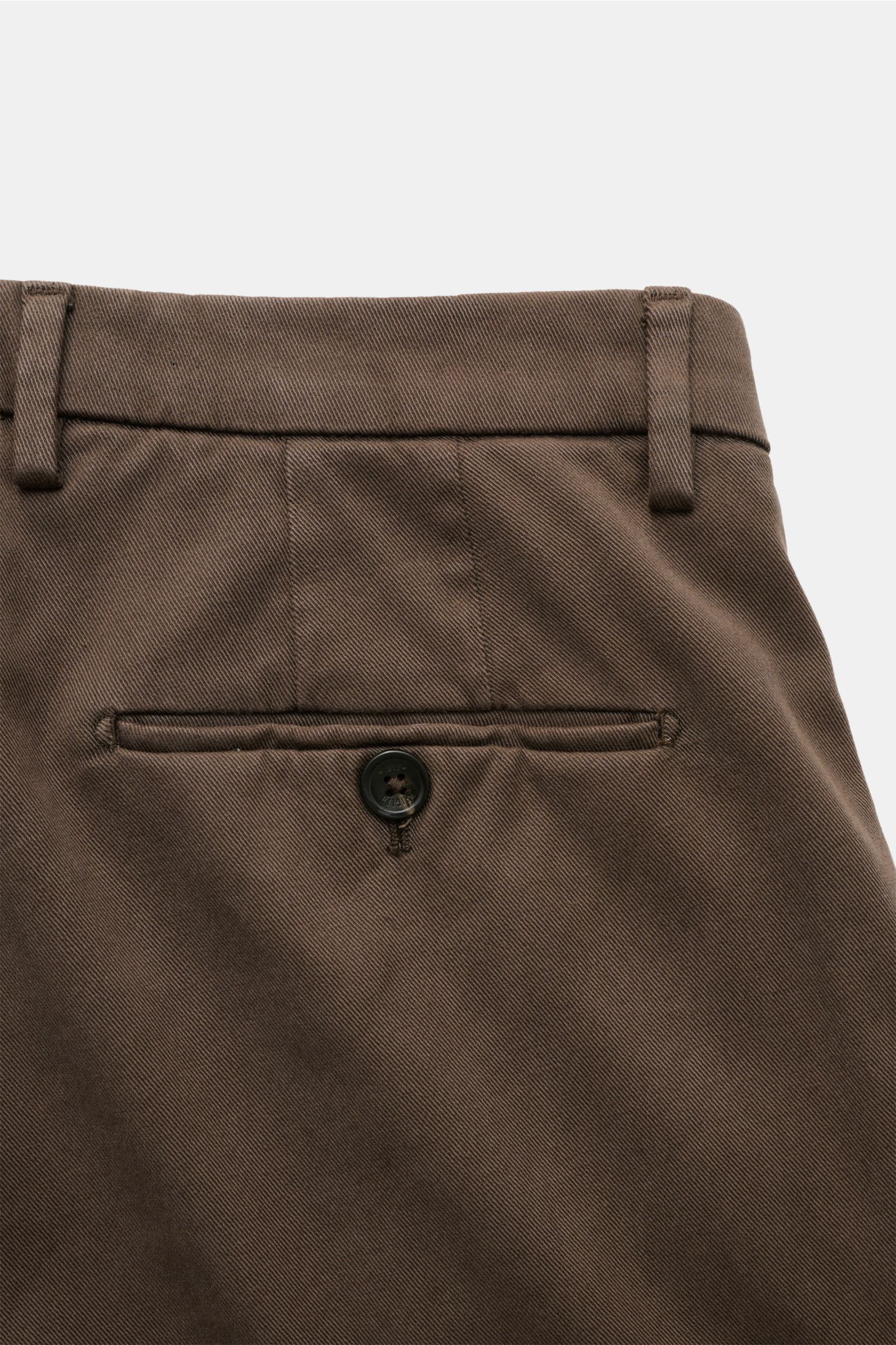 Briglia 1949 Chino 'Platti' graubraun, Detailaufnahme rückseitige Gesäßtasche mit Knopf, Twill aus Lyocell und Baumwolle, elastisch, weicher Griff.