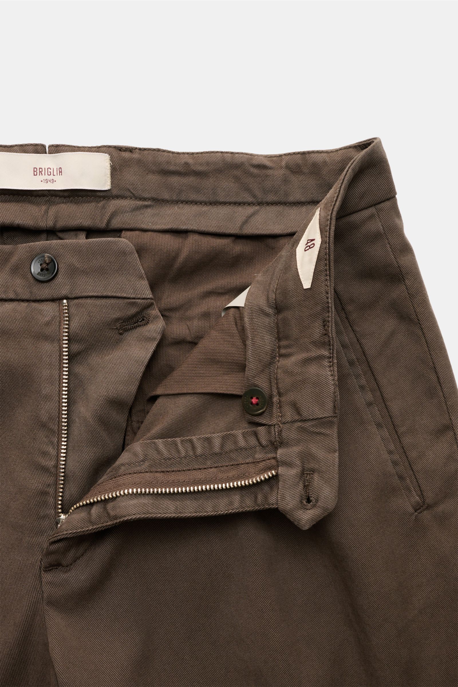 Briglia 1949 Chino 'Platti' graubraun, Detailaufnahme offen mit Reißverschluss, Bundknopf, Twill aus Lyocell und Baumwolle, Tapered Fit.