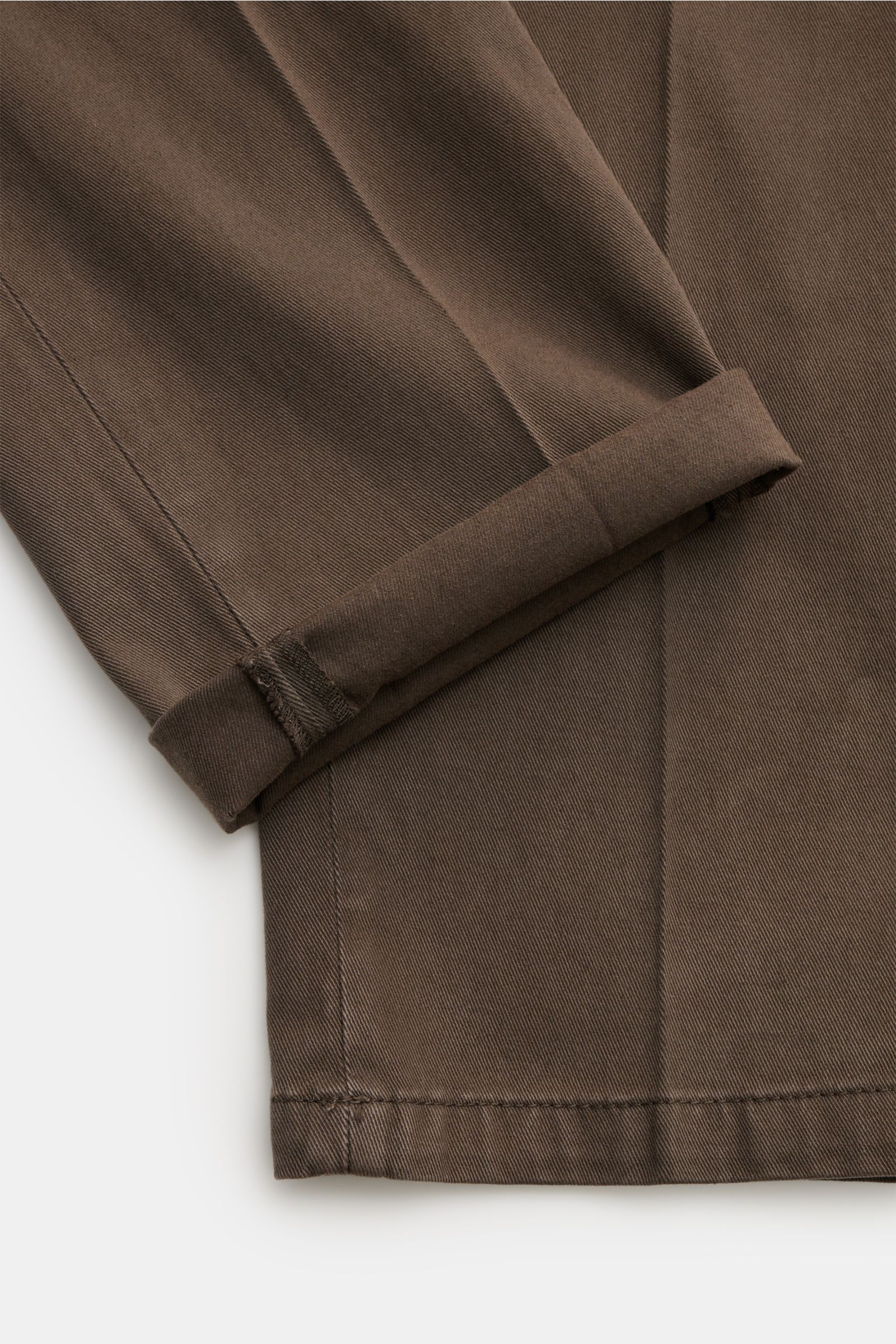 Briglia 1949 Chino 'Platti' graubraun, Detailaufnahme vom Bein mit Umschlag, Twill aus Lyocell und Baumwolle, elastisch, weicher Griff, tapered Fit.