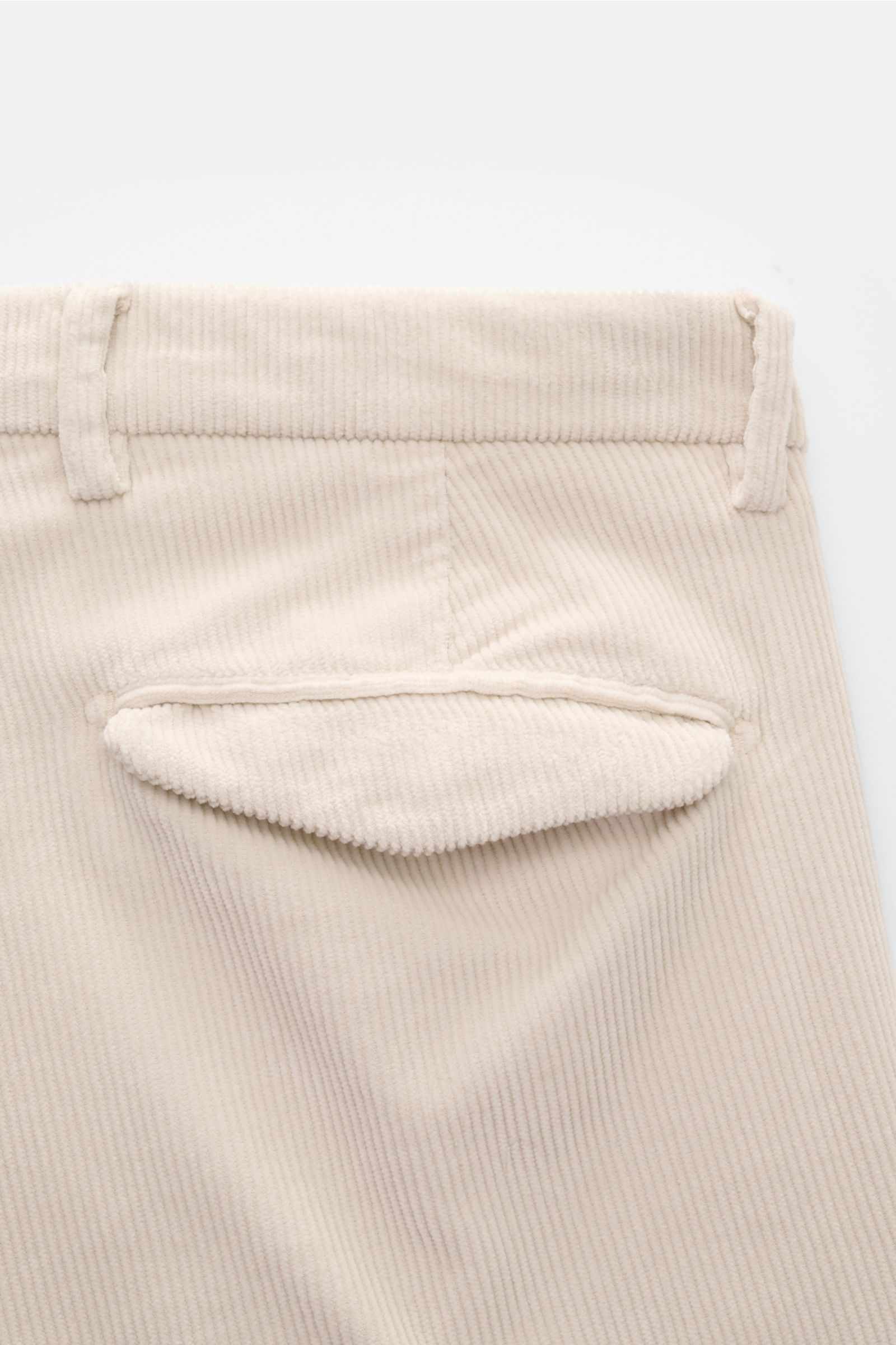 Briglia 1949 Cordhose creme aus Baumwoll-Modal-Cord mit leichtem Stretch, knöchellang, schmal zulaufend, Detailansicht Gesäßtasche mit Patte.