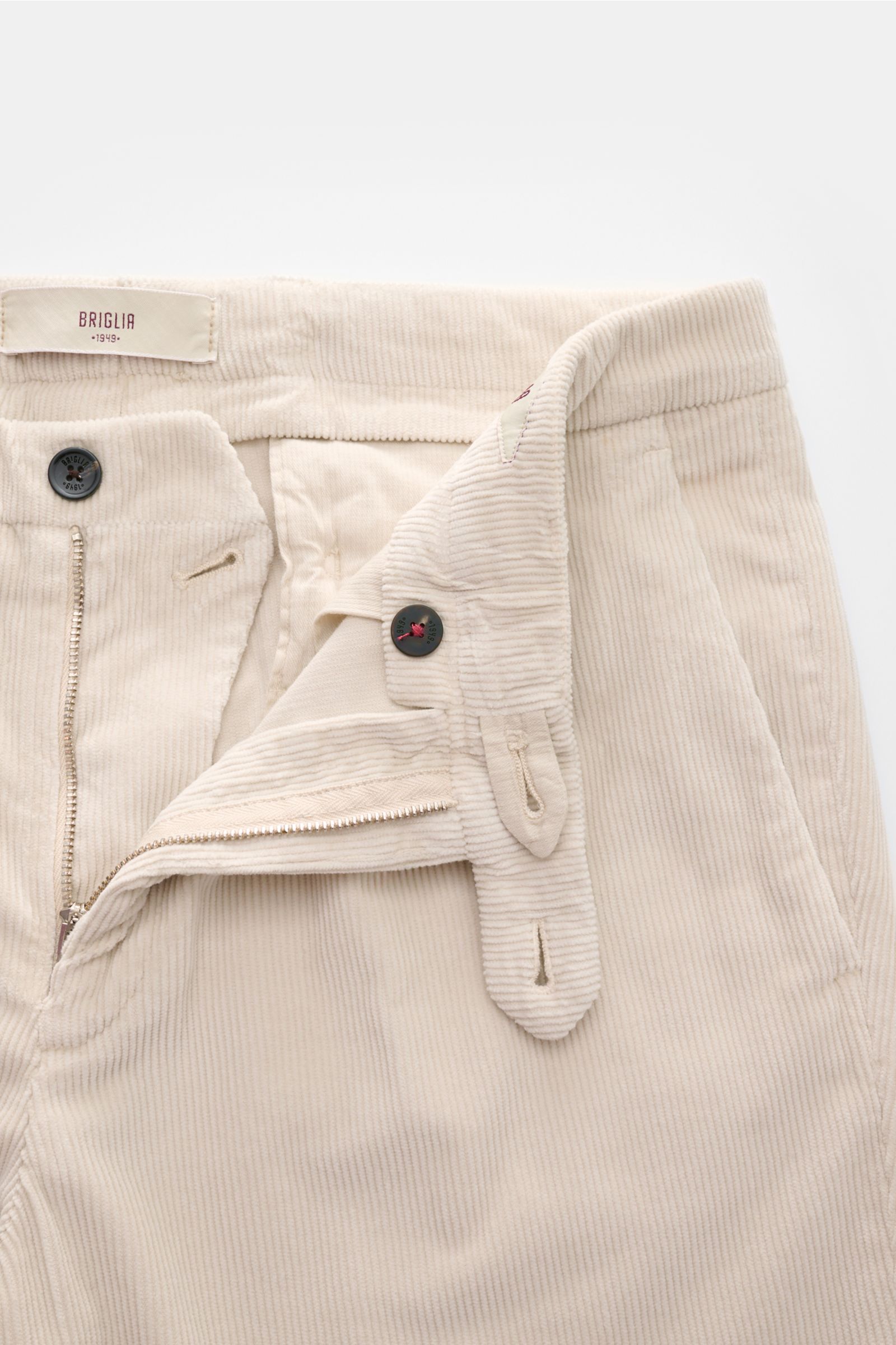 Briglia 1949 Cordhose creme aus weichem Baumwoll-Modal-Cord mit Reißverschluss, Bundknopf und französischen Taschen, Detailfoto von oben.