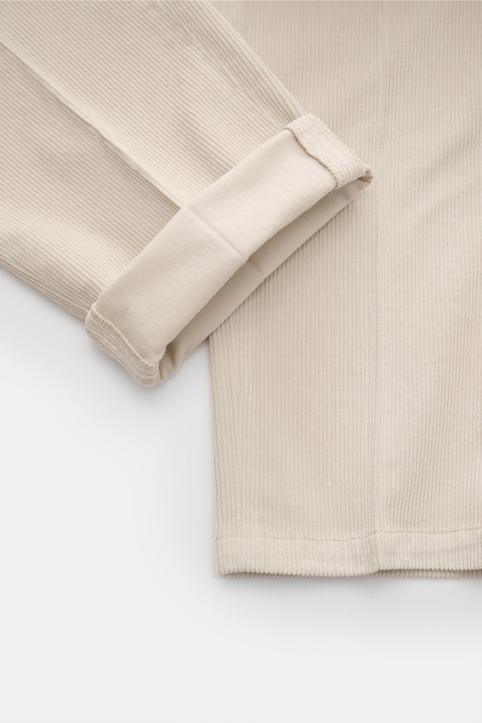 Nahaufnahme der Briglia 1949 Cordhose creme, knöchellang, aus softem Baumwolle-Modal-Cord mit leichtem Stretch, Detail von Bein und Saum.