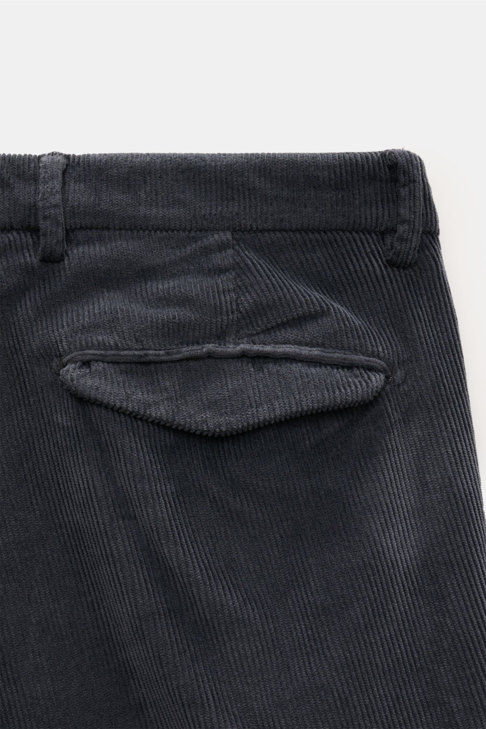Close-up rear view of Briglia 1949 Cordhose dunkelgrau showing dark gray corduroy fabric with soft cotton-modal blend, tapered fit, stretch, waistband with belt loops, flap back pocket, and fine ribbed texture. Retroesker Allrounder: Diese Cordhose von BR
