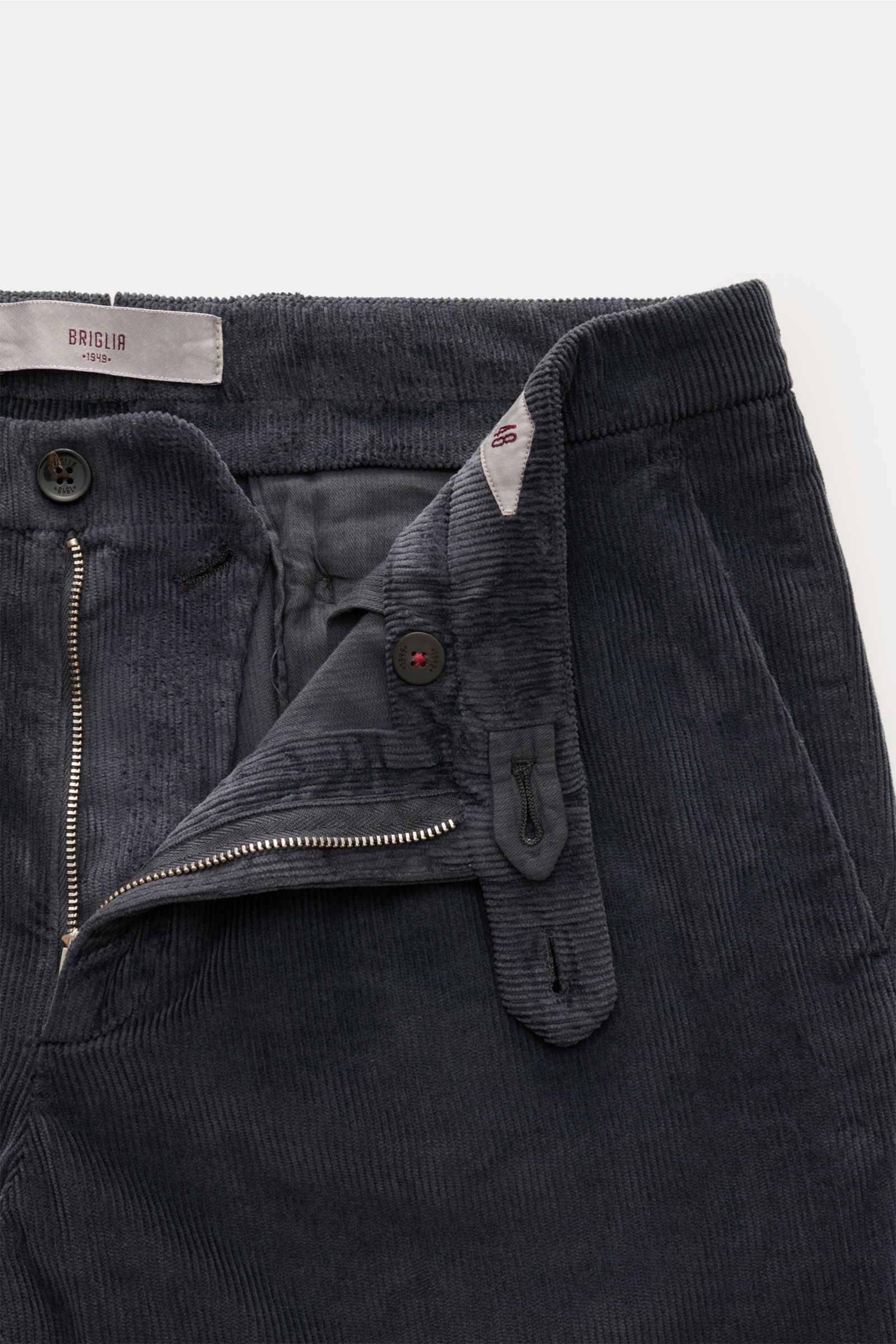 Close-up front view of Briglia 1949 Cordhose dunkelgrau, dark grey corduroy trousers with zipper, button, and soft cotton-modal stretch fabric. Retroesker Allrounder: Diese Cordhose von BRIGLIA 1949 überzeugt mit ihrem soften Materialmix aus Baumwolle und