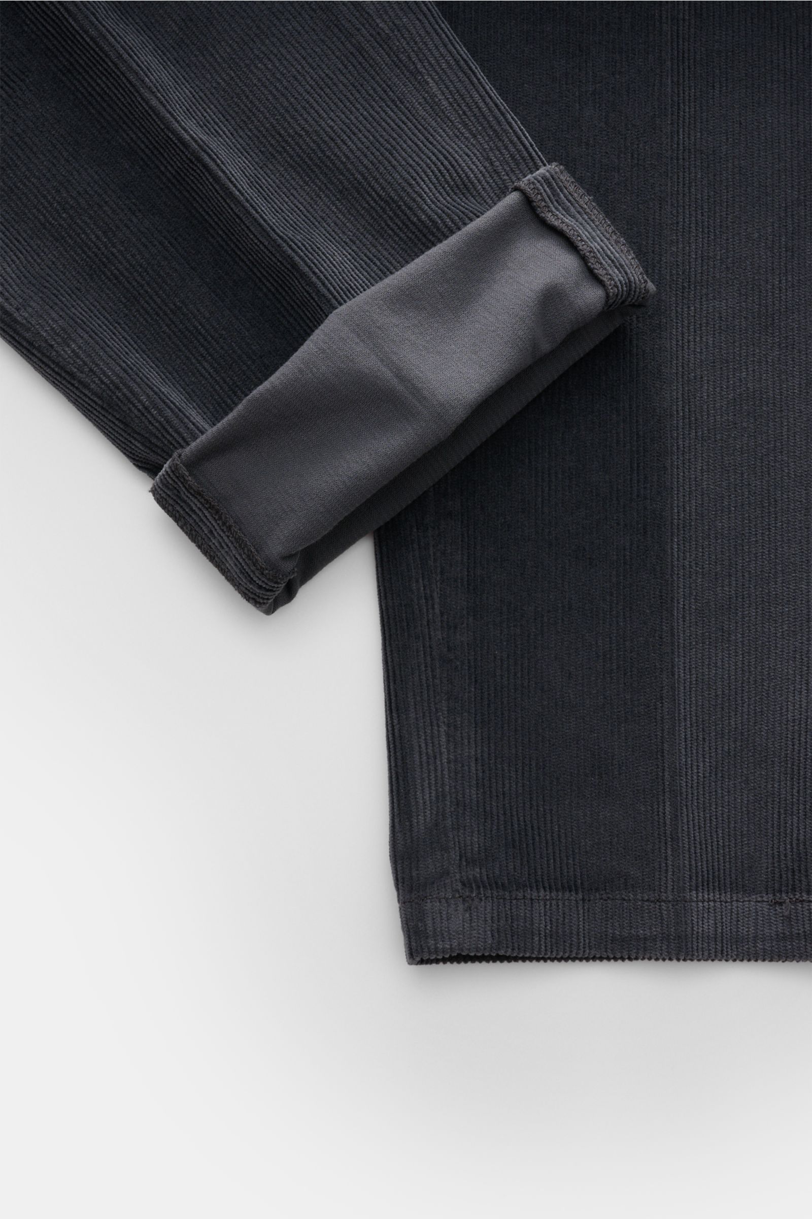 Close-up of the cuff and lower leg of Briglia 1949 Cordhose dunkelgrau, showing soft cotton-modal cord fabric, light stretch, and tapered fit.  
Retroesker Allrounder: Diese Cordhose von BRIGLIA 1949 überzeugt mit ihrem soften Materialmix aus Baumwolle