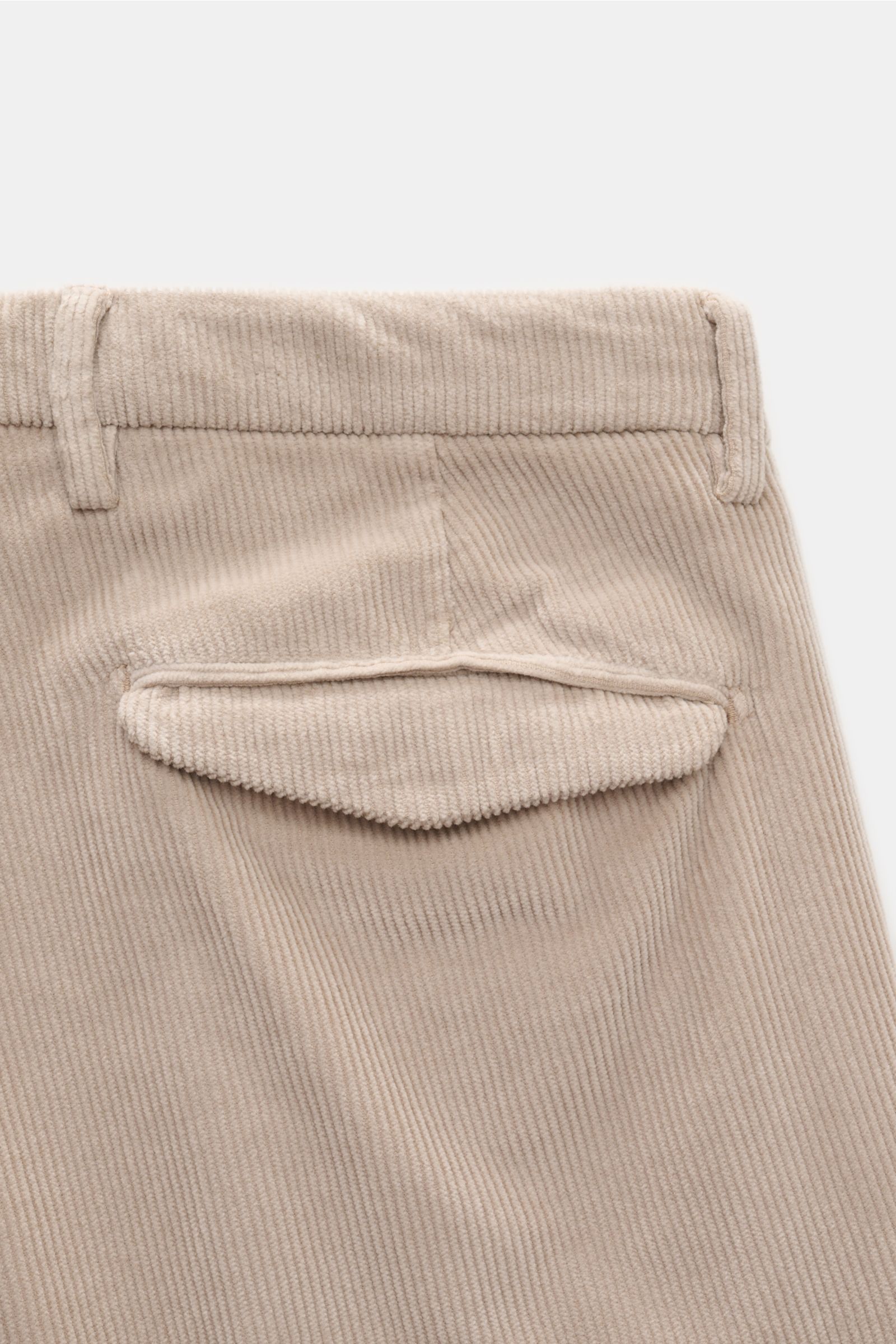 Briglia 1949 Cordhose sand in Nahaufnahme von hinten, weicher Cord aus Baumwolle und Modal mit Patten-Gesäßtasche.