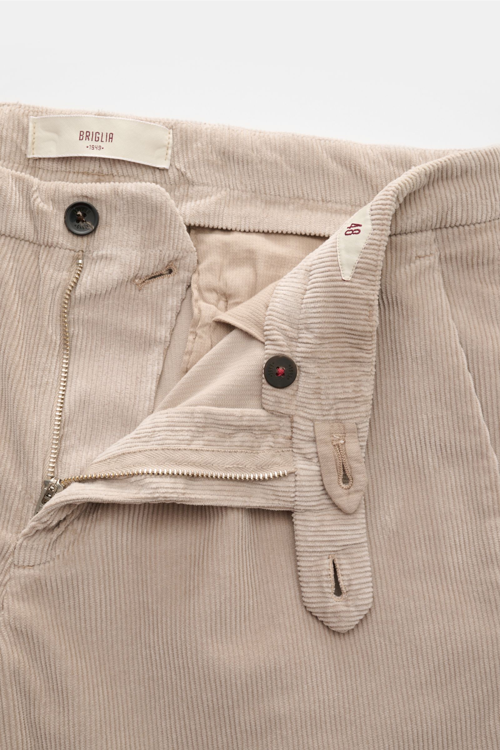 Briglia 1949 Cordhose sand aus Baumwoll-Modal-Cord, leichter Stretch, weicher Griff, Reißverschluss, Bundknopf, Detailaufnahme von oben.