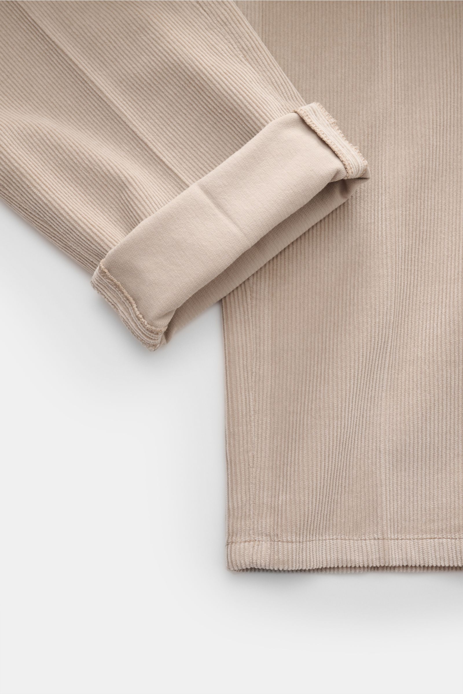 Briglia 1949 Cordhose sand aus softem Baumwolle-Modal-Cord mit Stretch, Detailaufnahme von Ärmel und Saum, weicher Griff, Tapered Fit.
