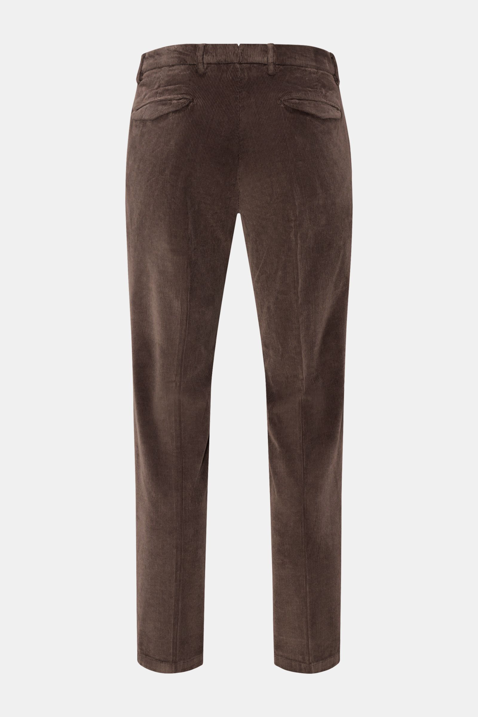 Rear view of Briglia 1949 Cordhose dunkelbraun, a tapered fit corduroy pant in dark brown with soft cotton-modal blend, stretch, button and zipper, welt and flap back pockets.

Retroesker Allrounder: Diese Cordhose von BRIGLIA 1949 überzeugt mit ihrem 