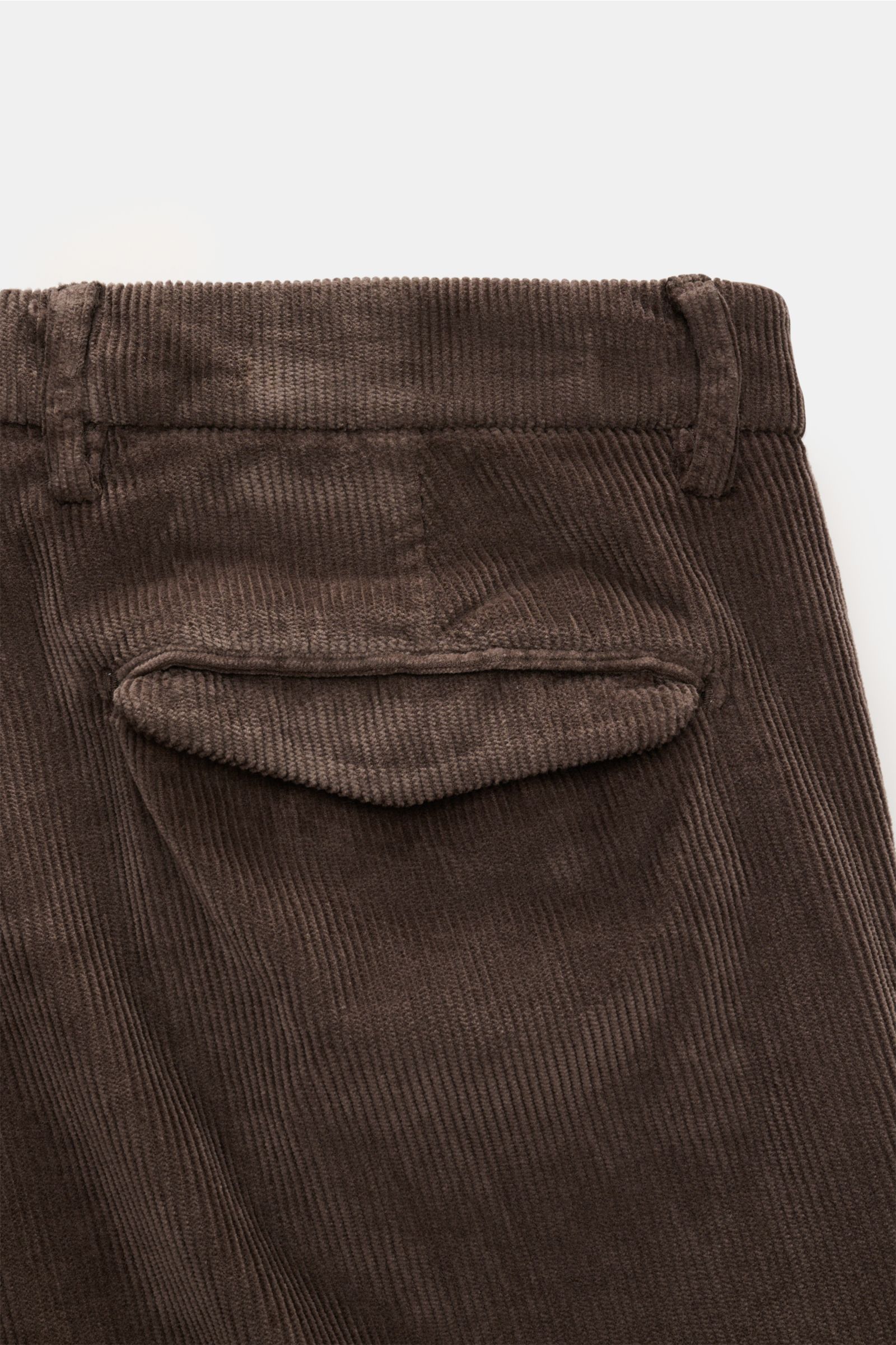Close-up rear view of Briglia 1949 Cordhose dunkelbraun showing soft cotton-modal corduroy with tapered fit, stretch, welt and flap pockets, button, and zipper. Retroesker Allrounder: Diese Cordhose von BRIGLIA 1949 überzeugt mit ihrem soften Materialmix 