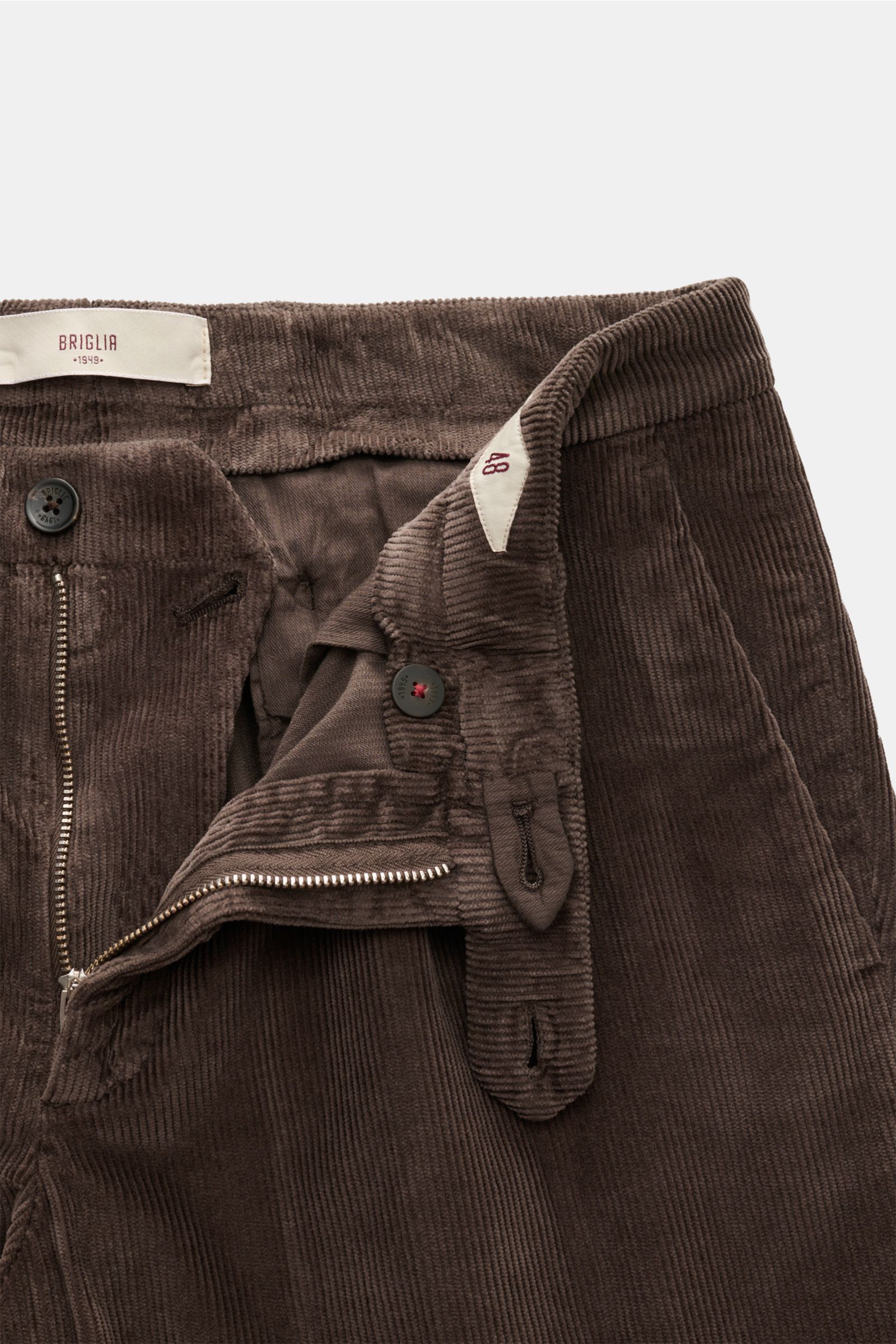 Briglia 1949 Cordhose dunkelbraun close-up front view showing open zipper, button, and soft corduroy fabric. Retroesker Allrounder: Diese Cordhose von BRIGLIA 1949 überzeugt mit ihrem soften Materialmix aus Baumwolle und Modal sowie einem Stretchanteil, d