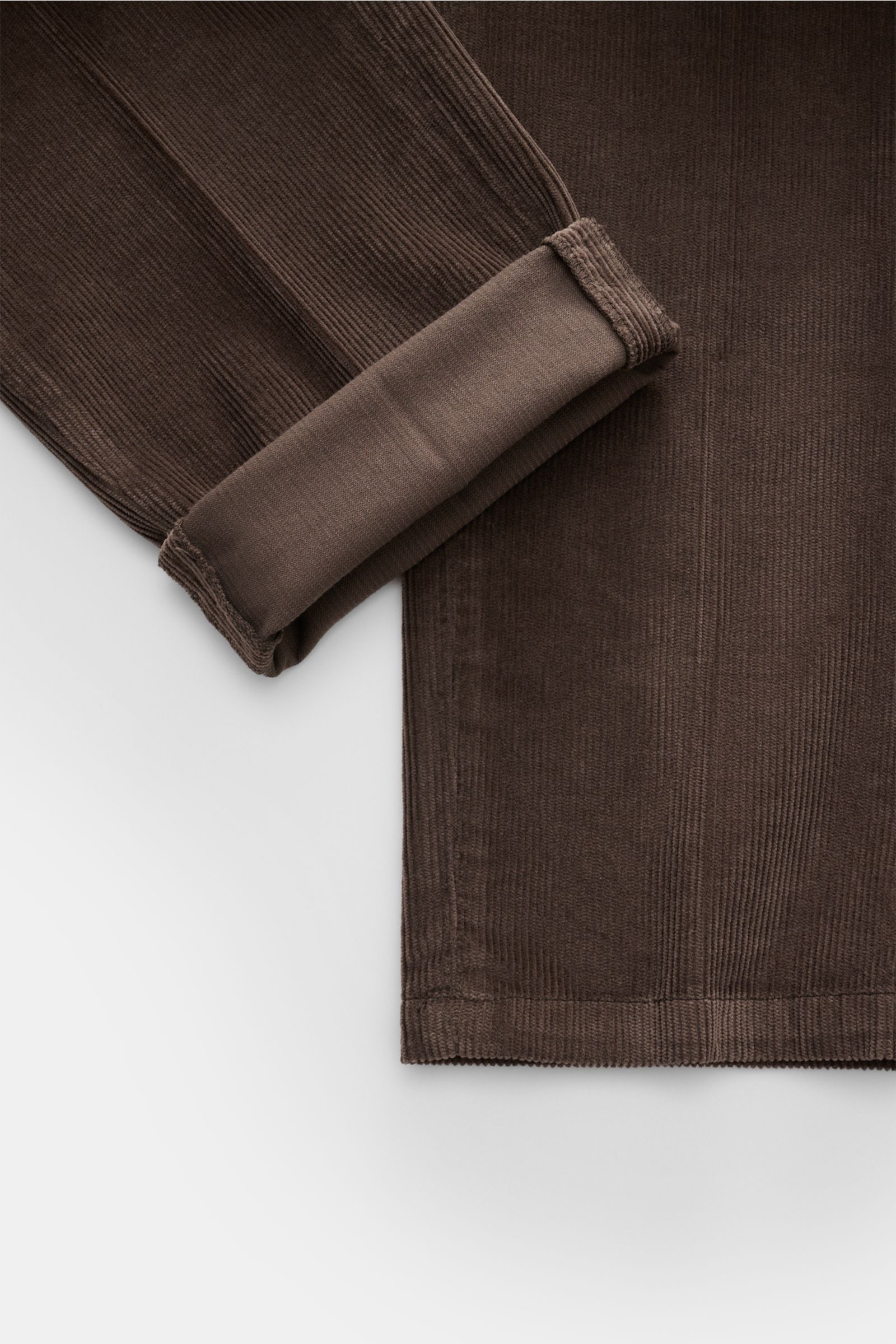 Briglia 1949 Cordhose dunkelbraun shown from a close-up top-down angle, highlighting soft cotton-modal corduroy with stretch for comfort.  
Retroesker Allrounder: Diese Cordhose von BRIGLIA 1949 überzeugt mit ihrem soften Materialmix aus Baumwolle und 