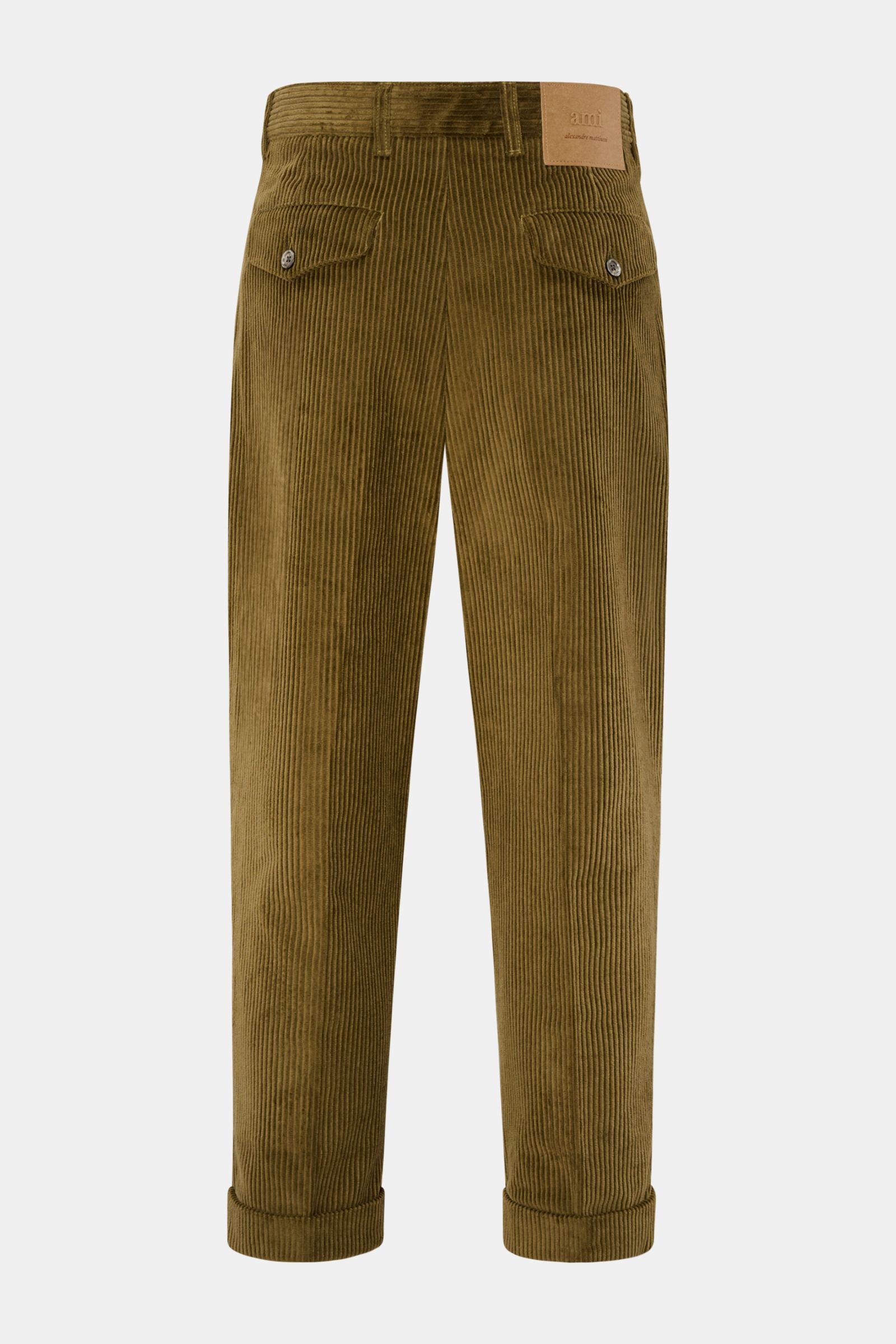 Rear view of Ami Paris Cordhose oliv, olive green tapered corduroy pants with high waist, button fly, single pleat, cuffed hem, French pockets, and buttoned back flaps, crafted from soft pure cotton wide-wale corduroy. 

Description: Mit lässiger Elega