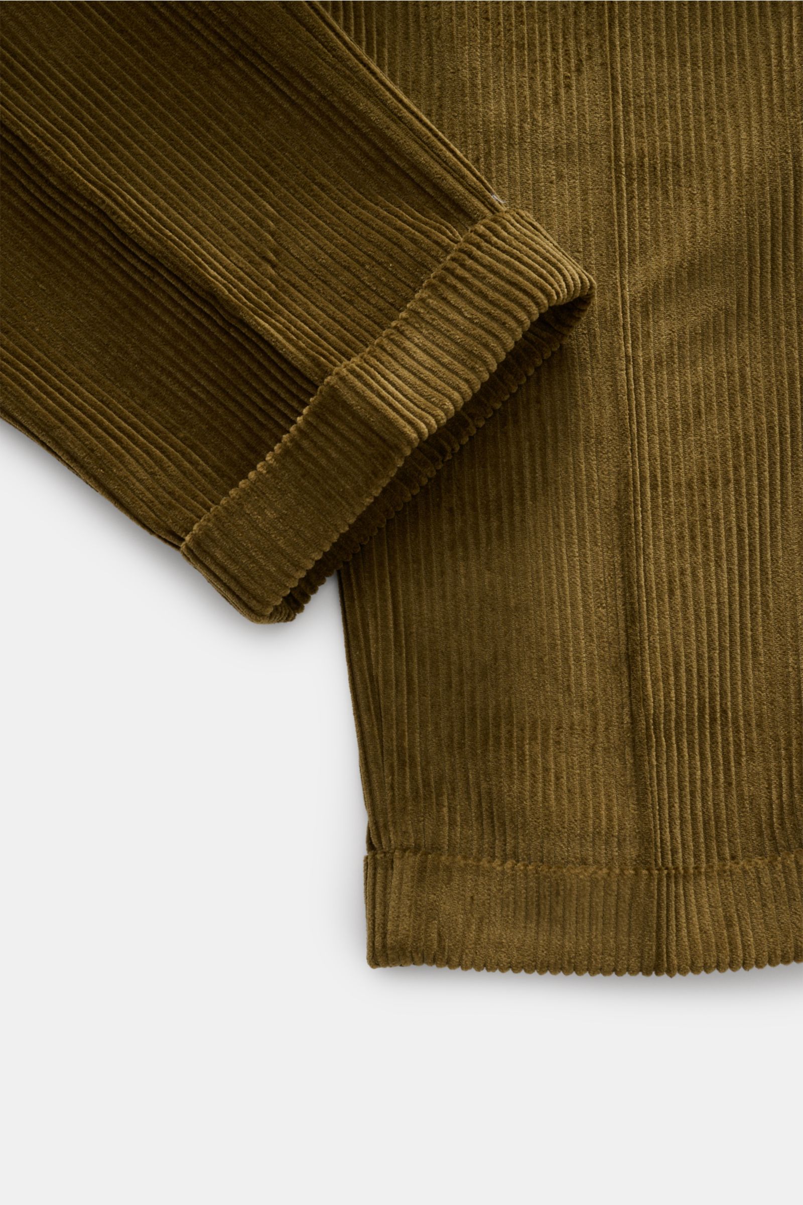 Close-up detail of the cuff and lower leg of the Ami Paris Cordhose oliv, showing olive green wide corduroy fabric with fixed hem cuff, photographed from a top-down angle.

Additional description:  
Mit lässiger Eleganz und französischem Esprit verleih