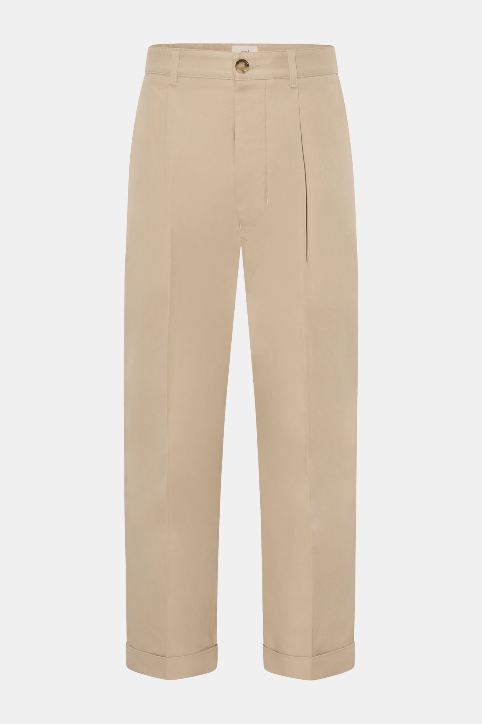Front view of Ami Paris Baumwollhose beige cotton pants, reine Baumwolle, glatter Griff, Tapered Fit, reguläre Oberschenkelweite, knöchellang, Button Fly und Bundknopf, Gesäßtaschen mit Knopf, Vegan Leather Patch.