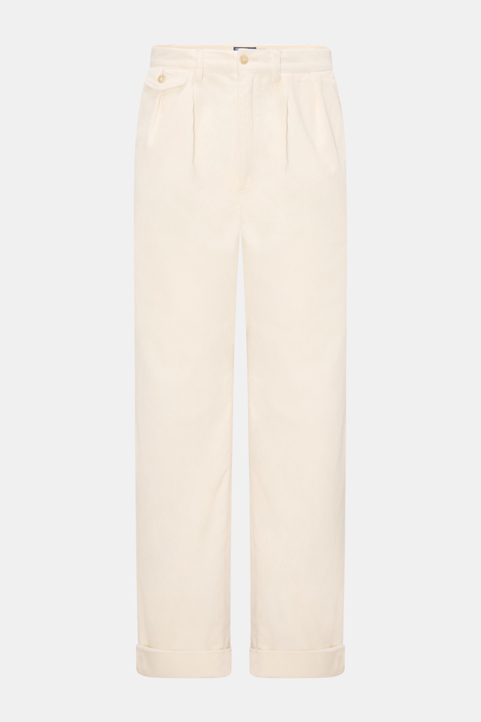 Front view of Polo Ralph Lauren Cordhose creme, a tapered fit cream cotton corduroy pant with pleats, French pockets, buttoned back pockets, zip and button closure, cuffed hems, and a small weblabel on the waistband. Vielseitiger Klassiker für stilvolle H